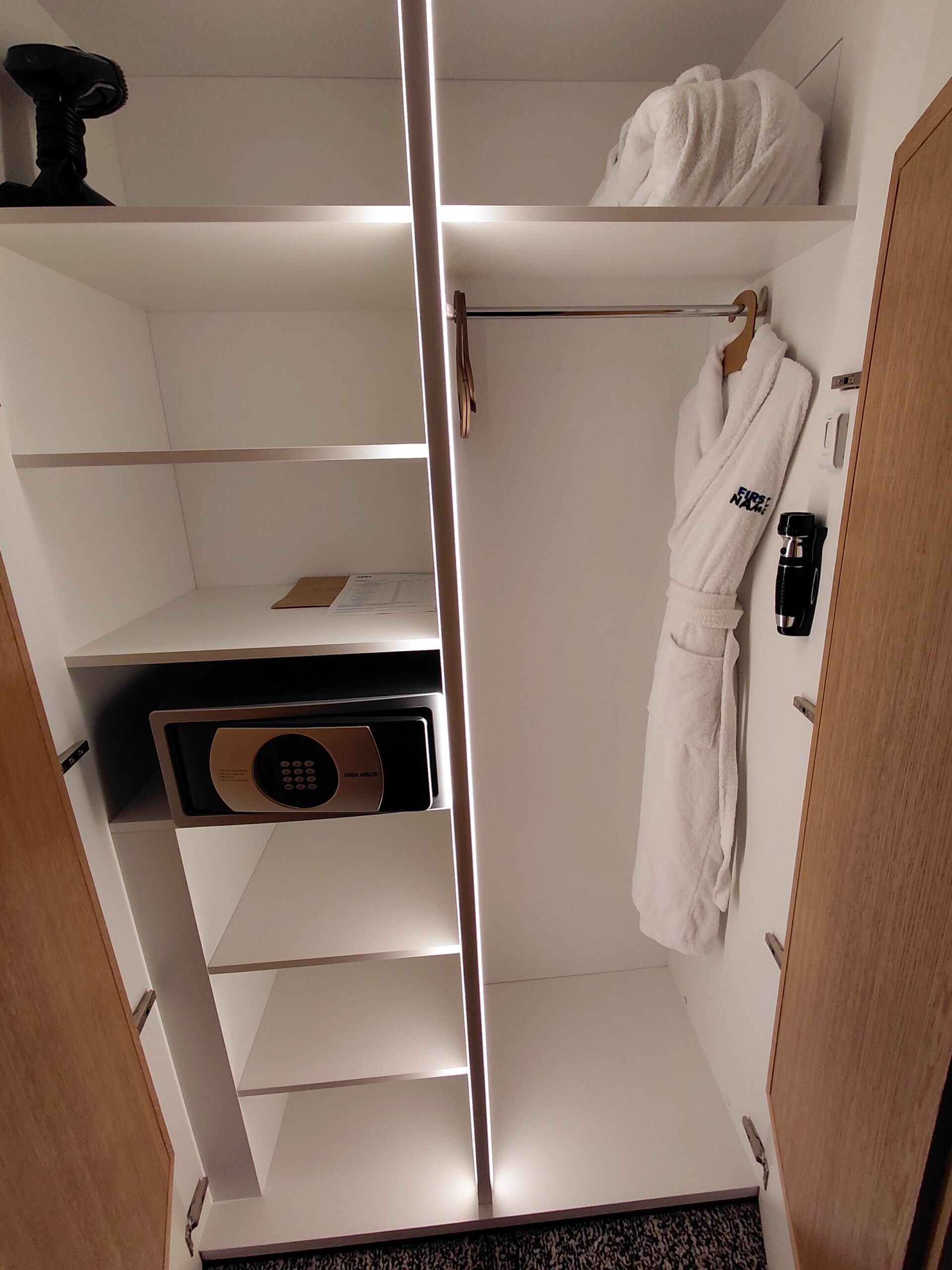 鏡に映った姿を撮影している