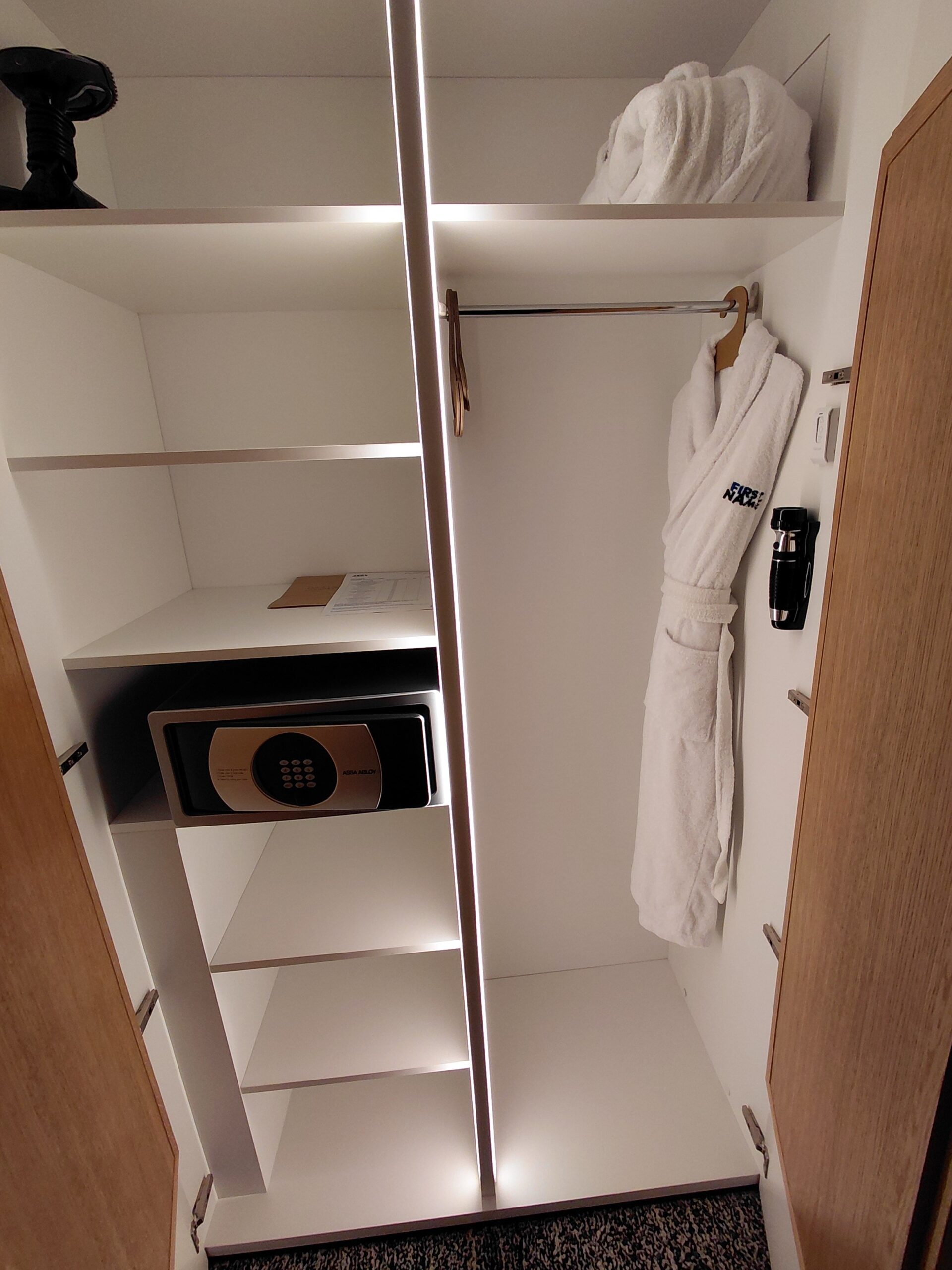 タオルの上にある鏡