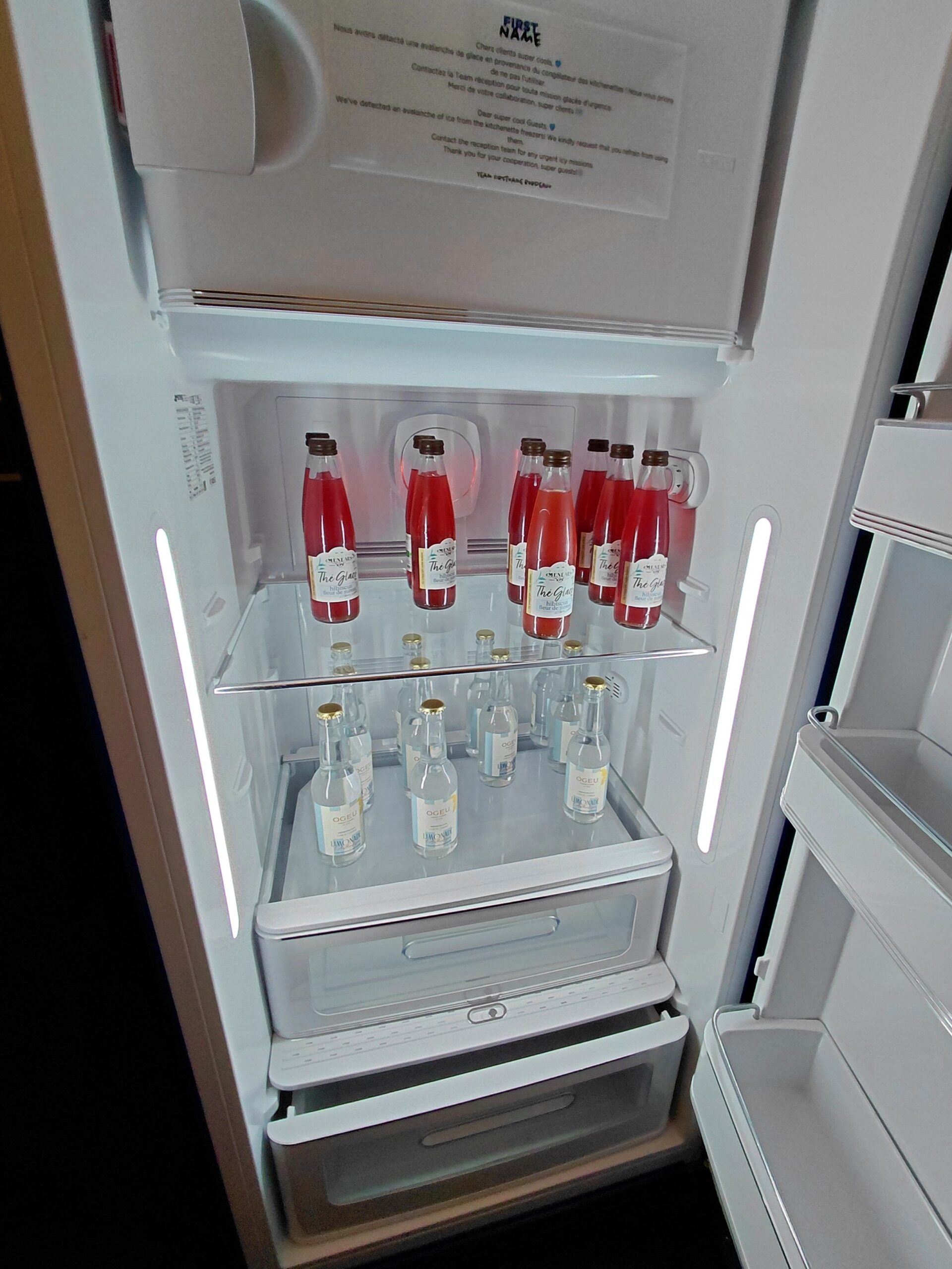 ドアが開いている冷蔵庫