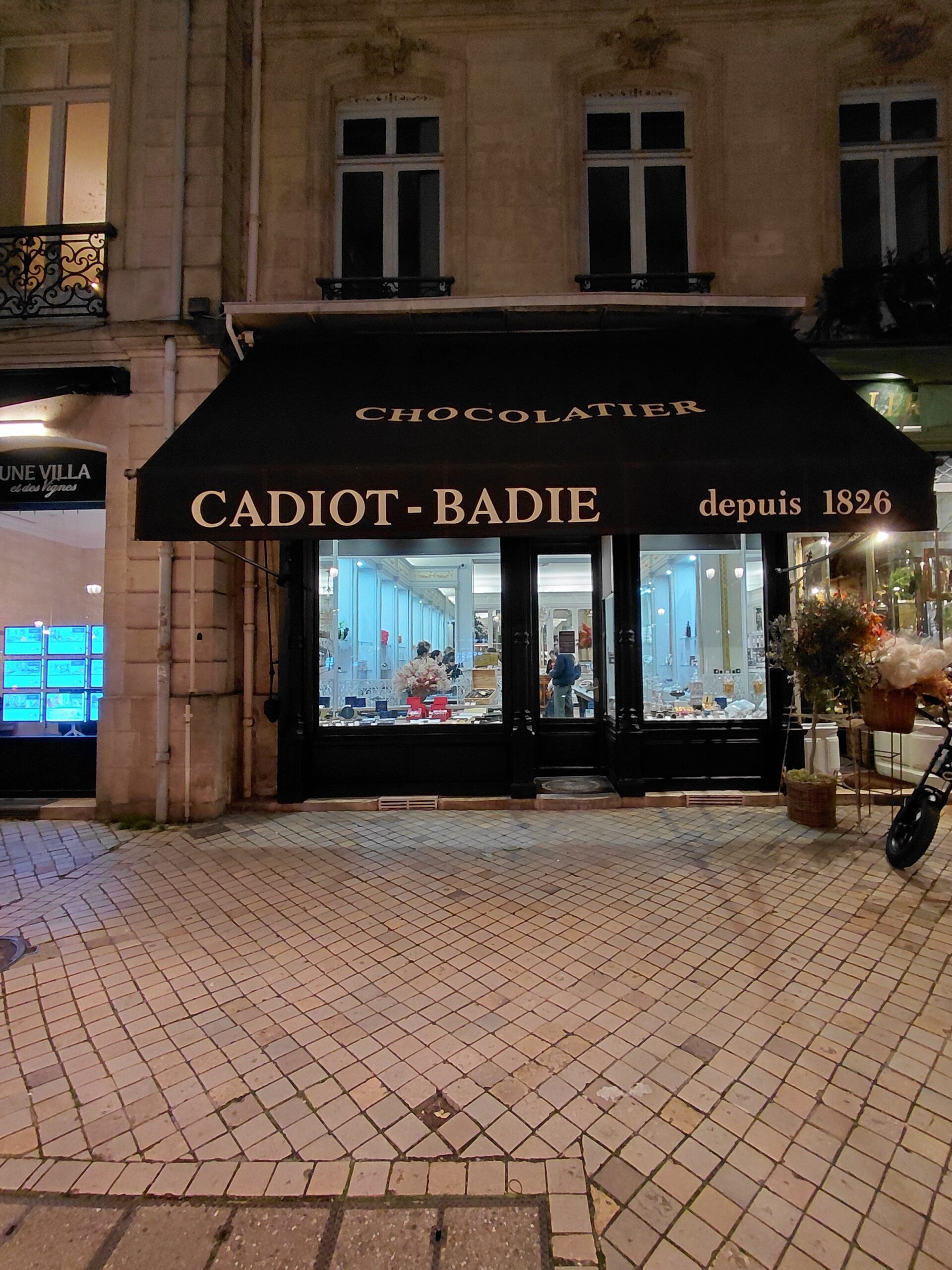 建物の前を歩く人々