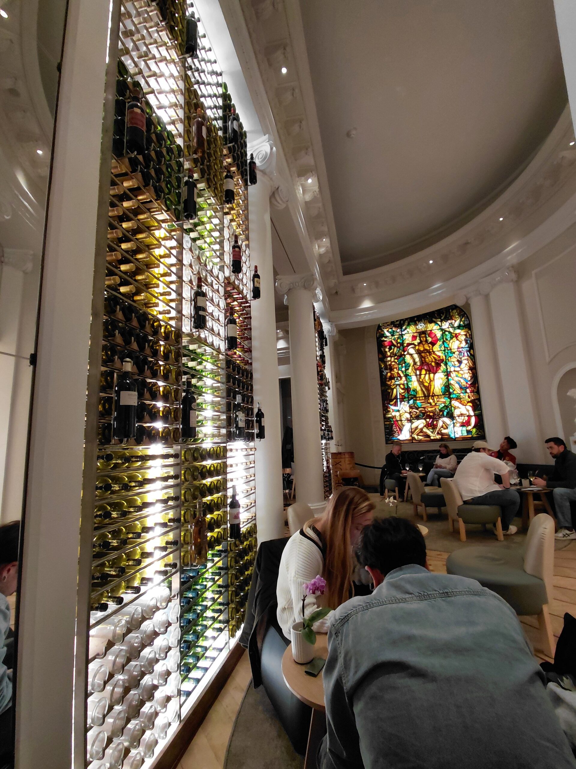 窓の外を見ている人たち