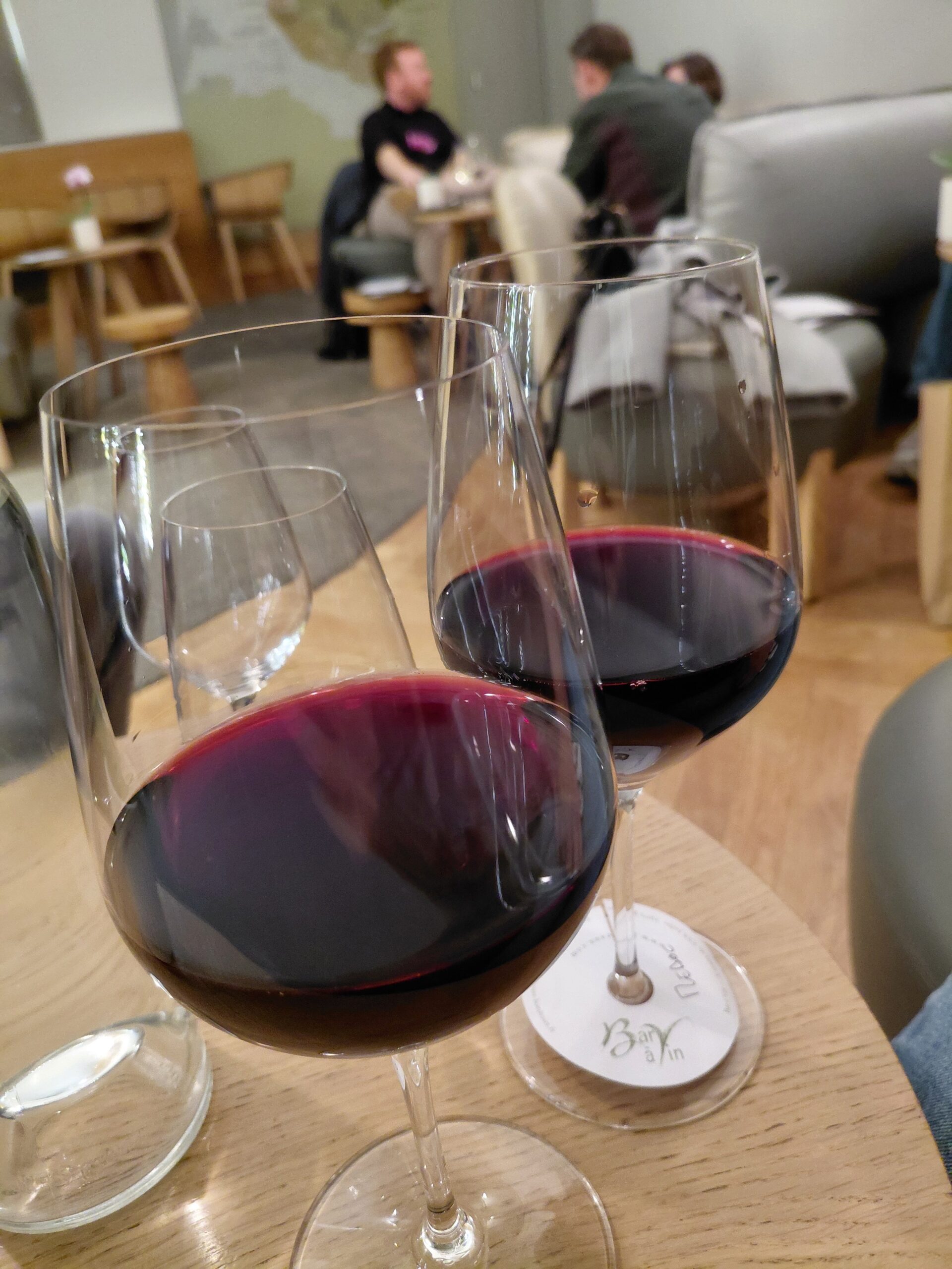 ワイングラスに入った飲み物