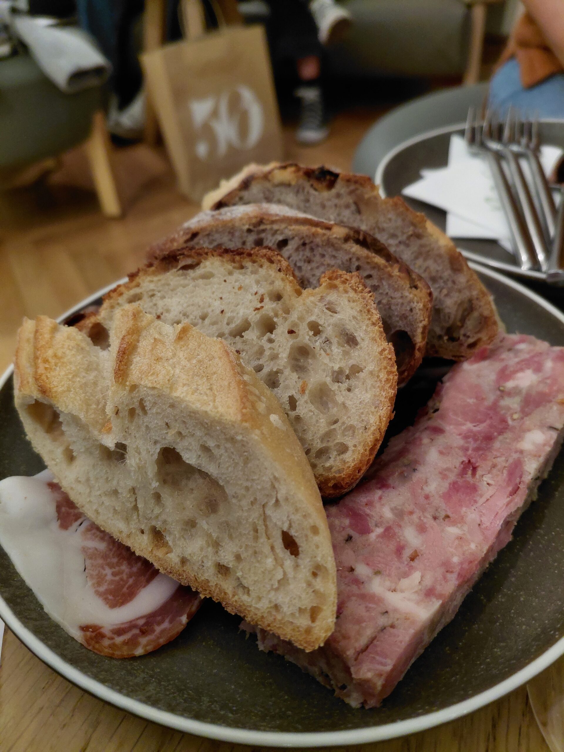 半分に切られたパン