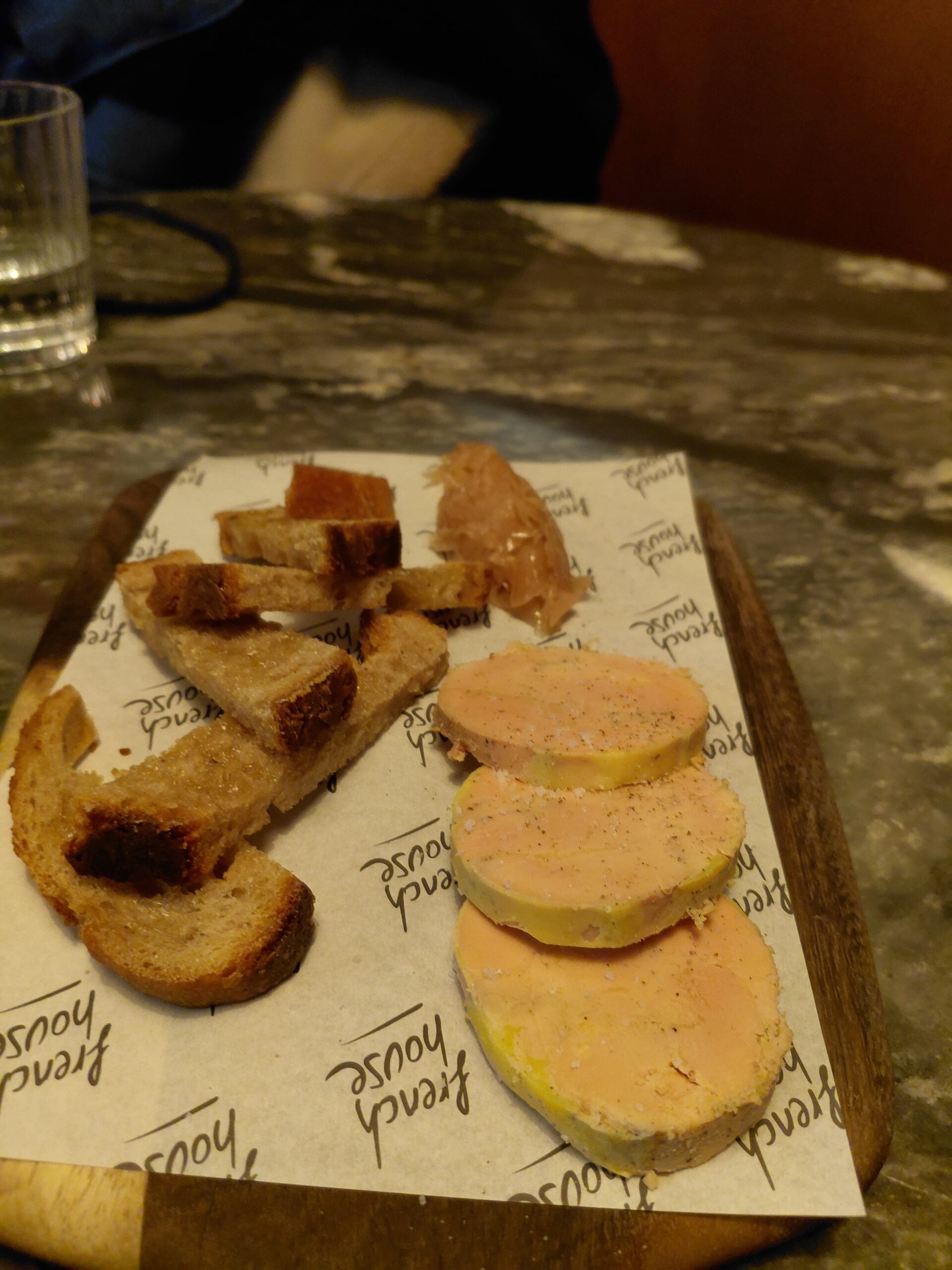 テーブルの上の食べ物