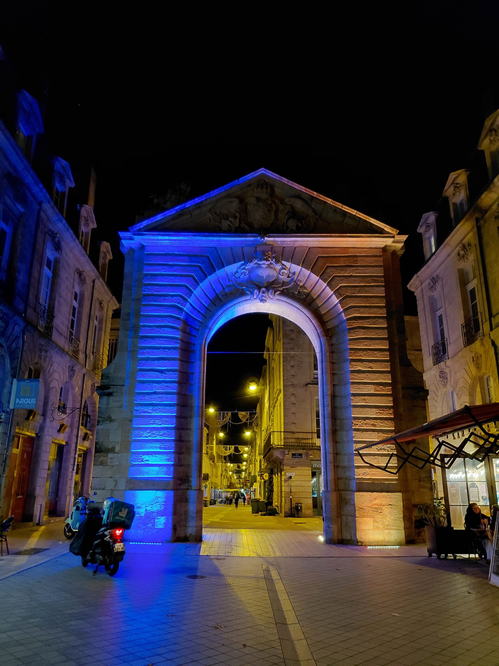 夜にライトアップされた建物