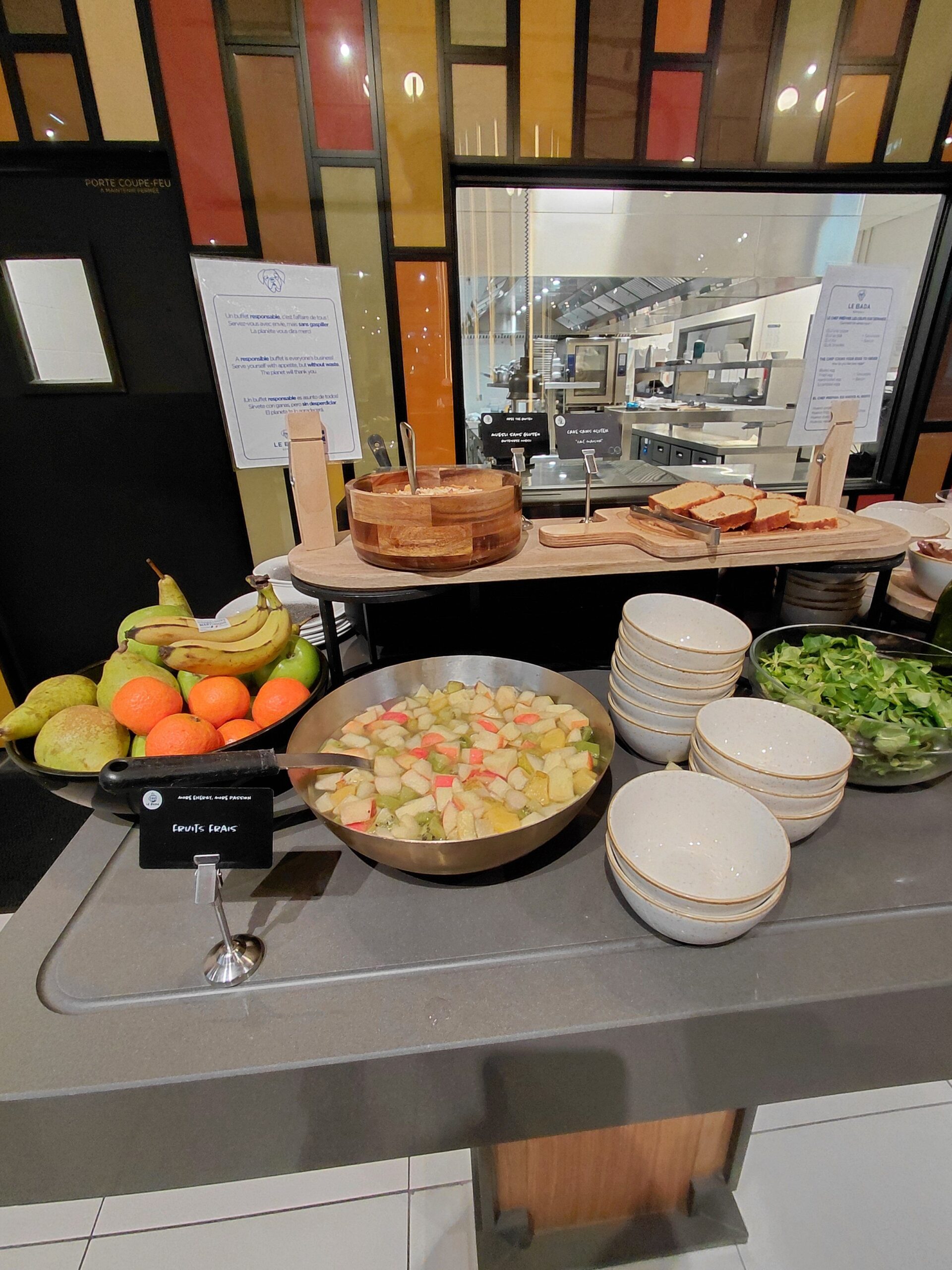 カウンターに置いている様々な料理