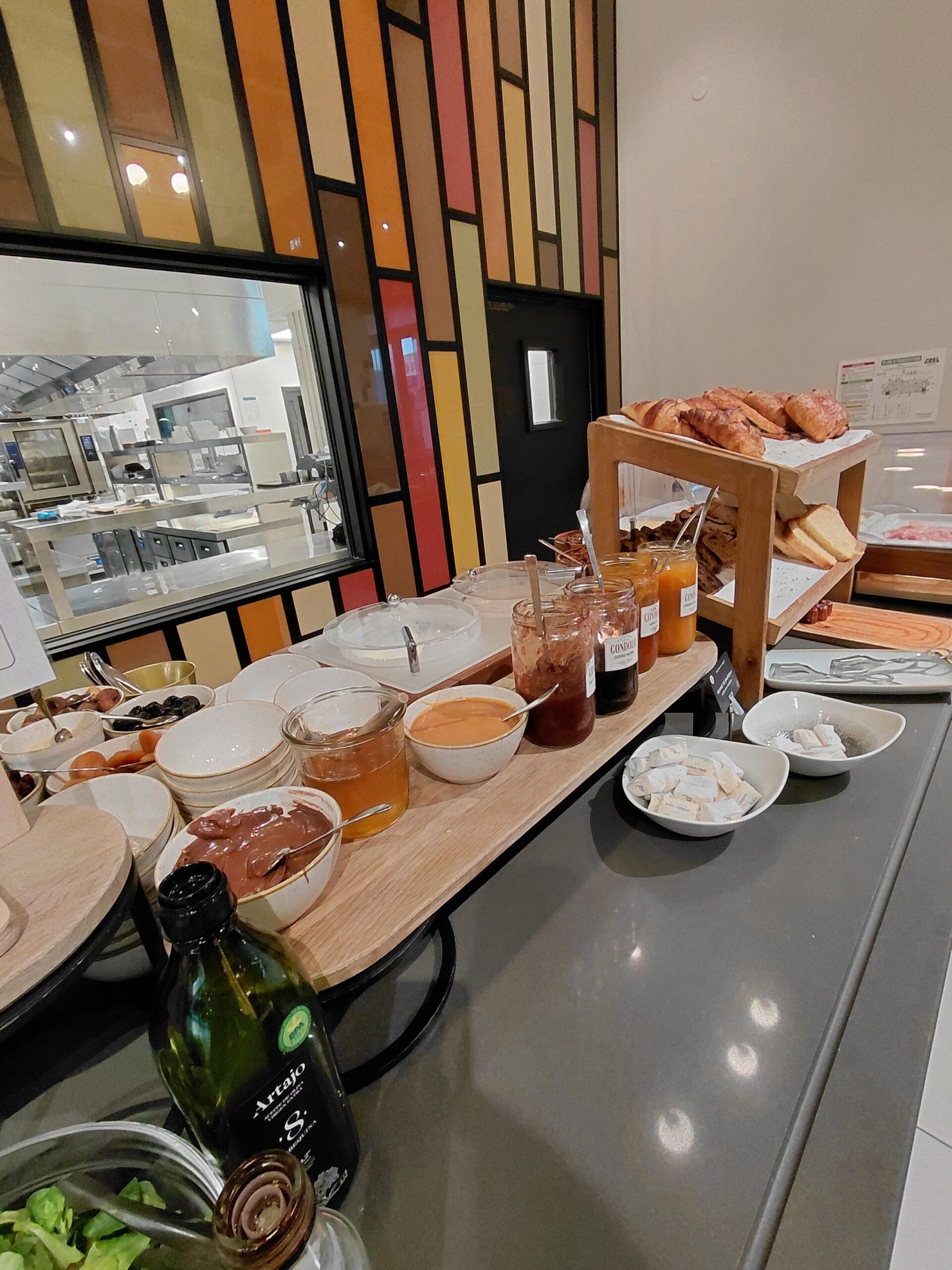 テーブルの上にあるいろんな食べ物