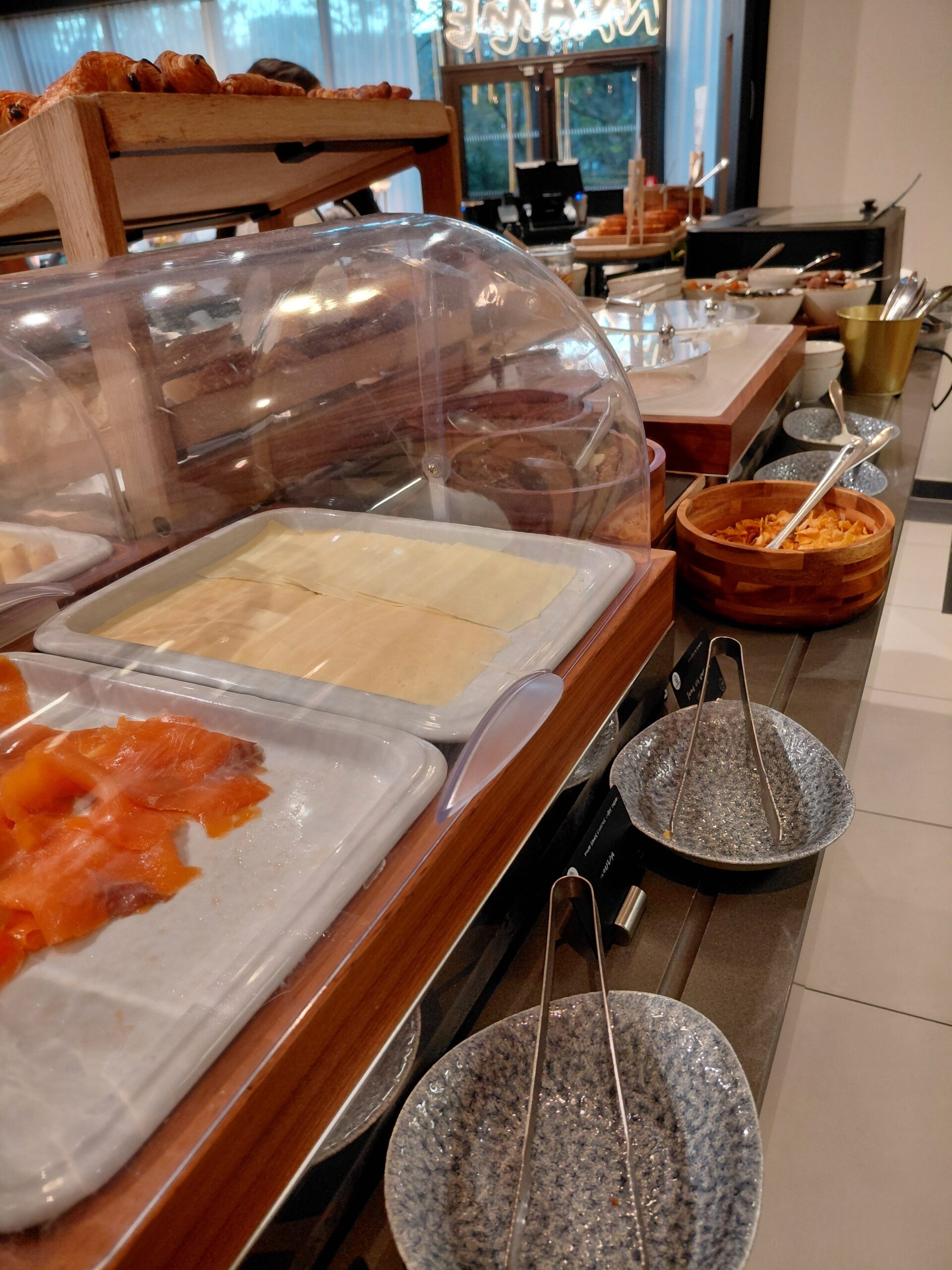 テーブルの上にあるいろんな食べ物