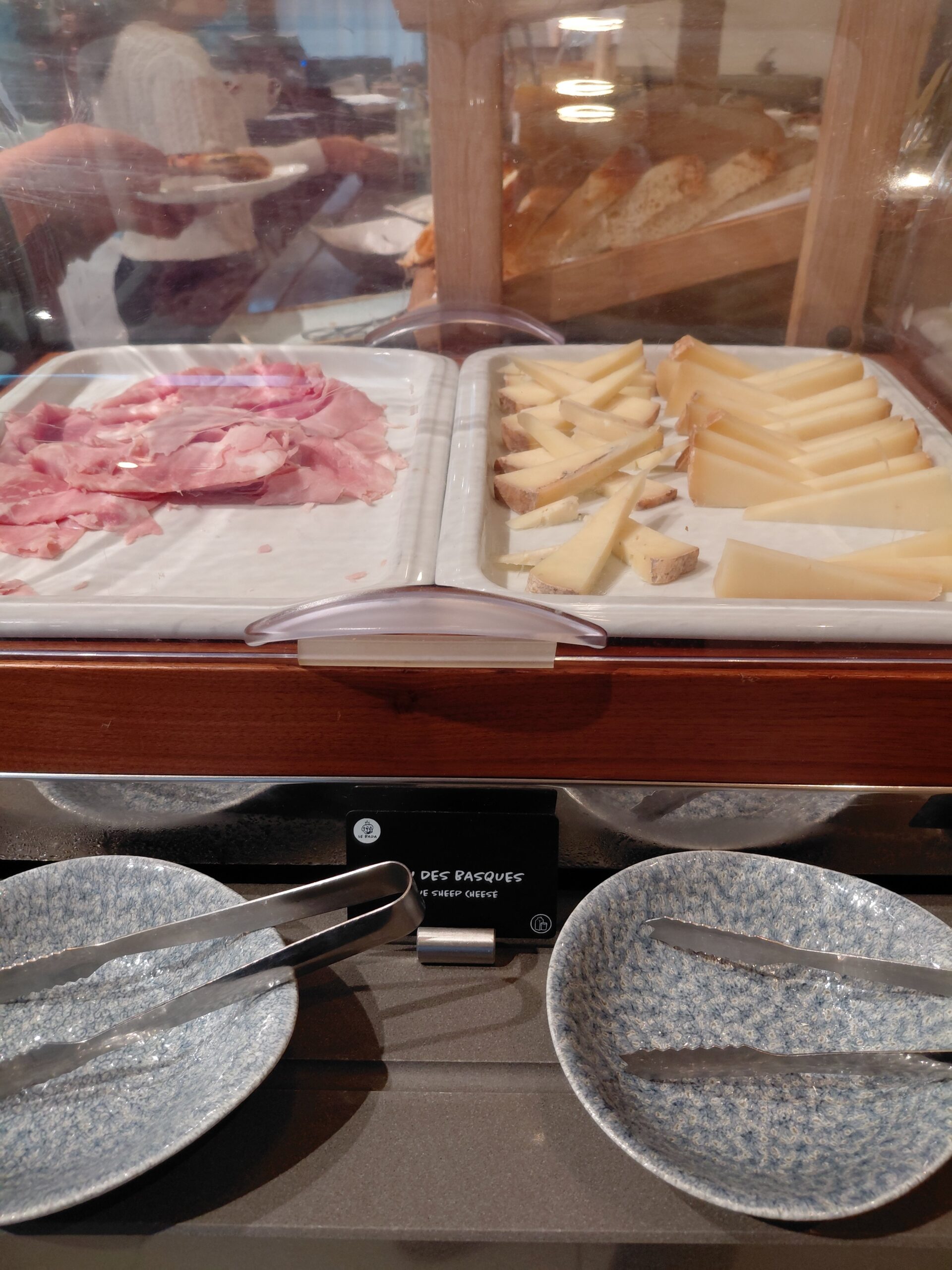 テーブルの上にある数種類のパン