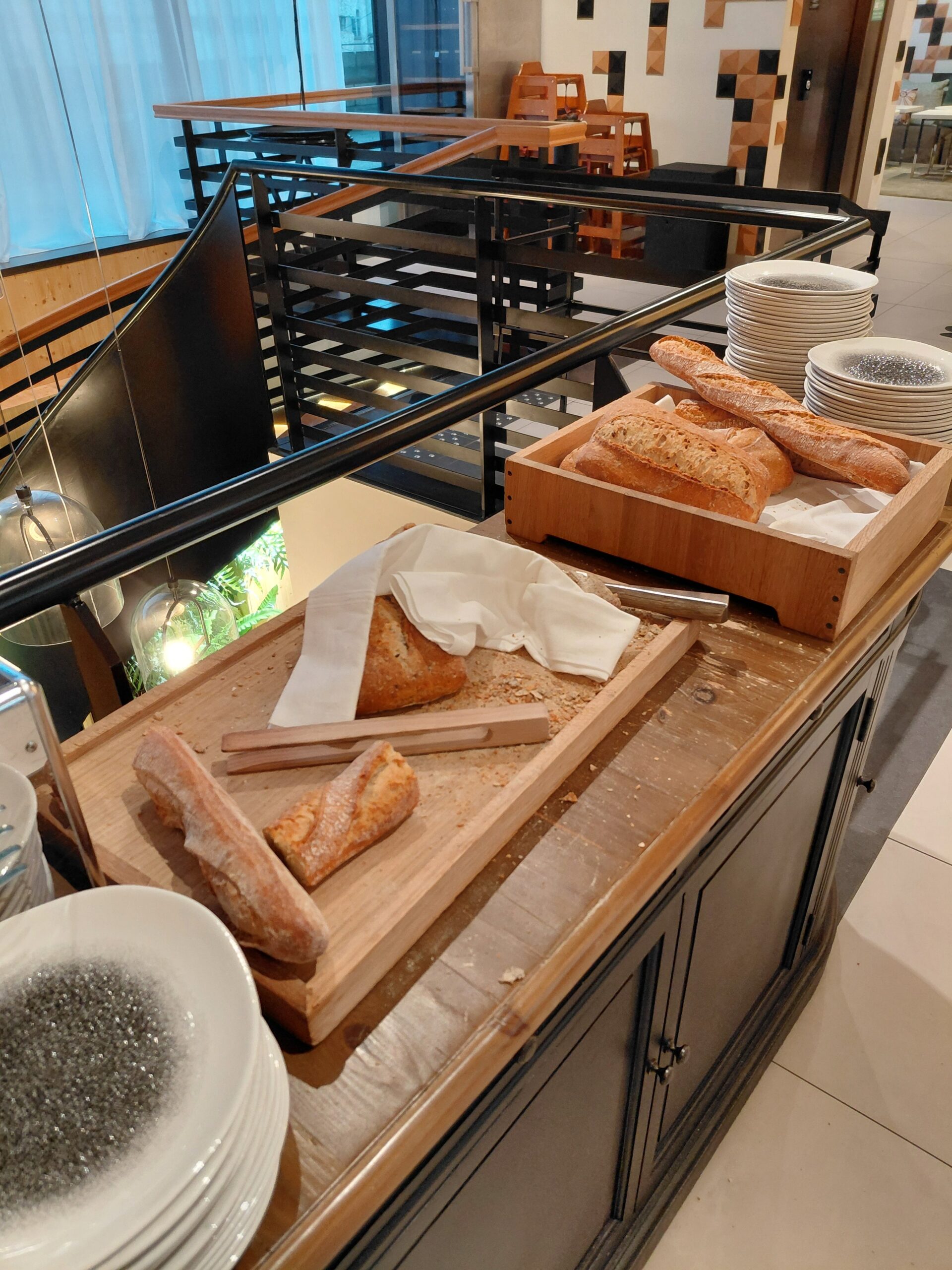 カウンターの上にあるドーナツ