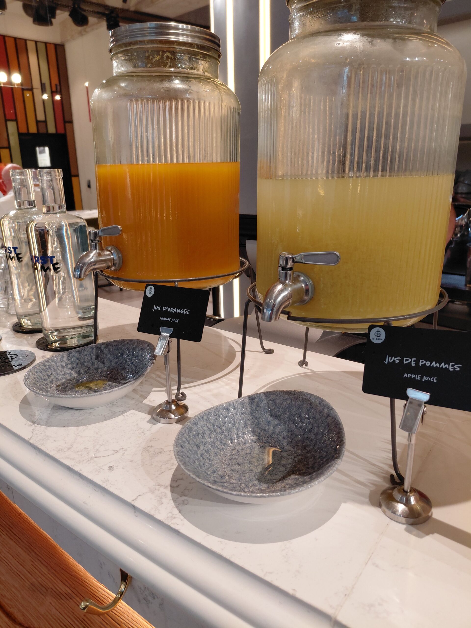 カウンターに置かれたワインボトルとワイングラス