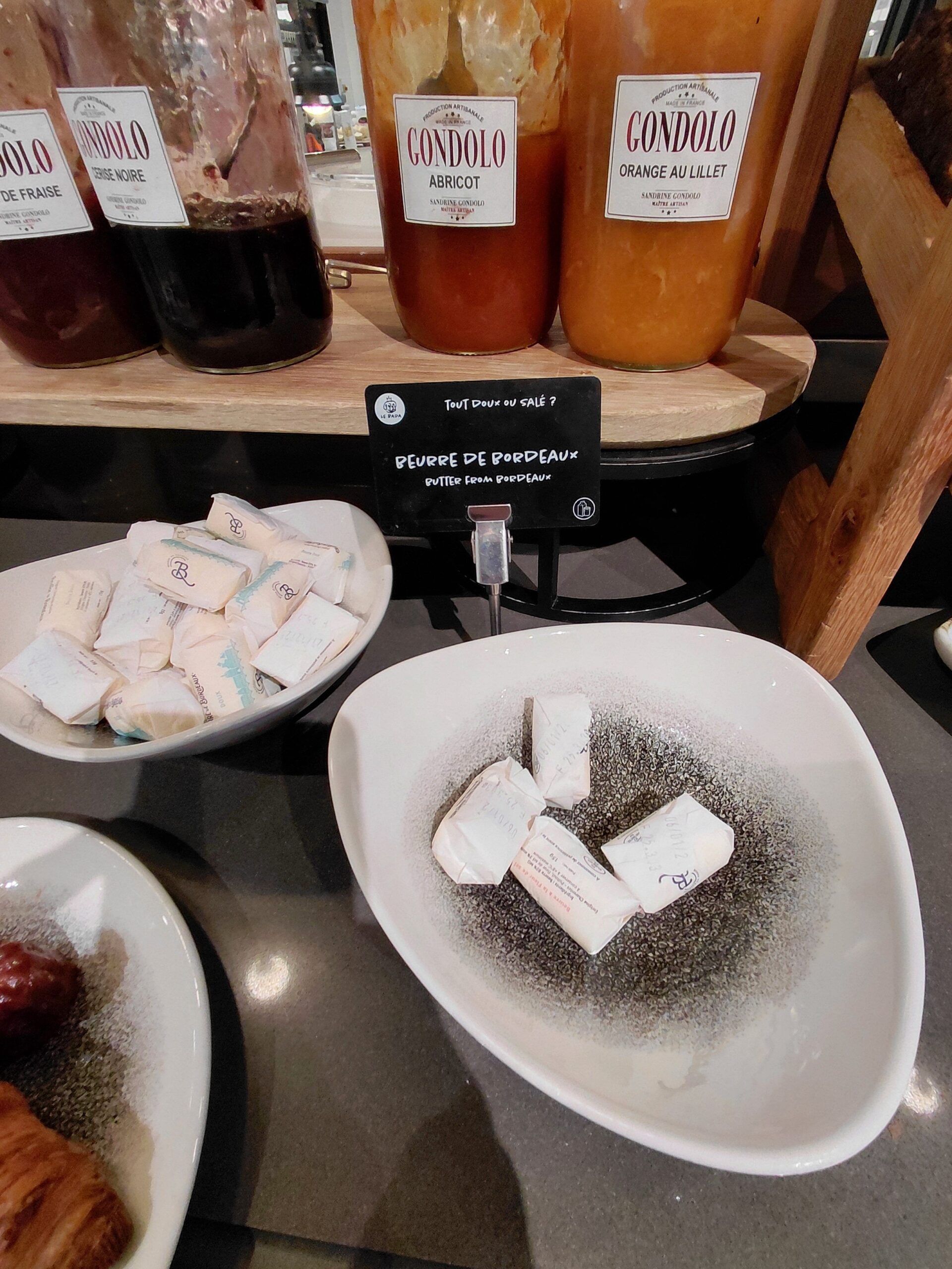 皿の上の食べ物と飲み物