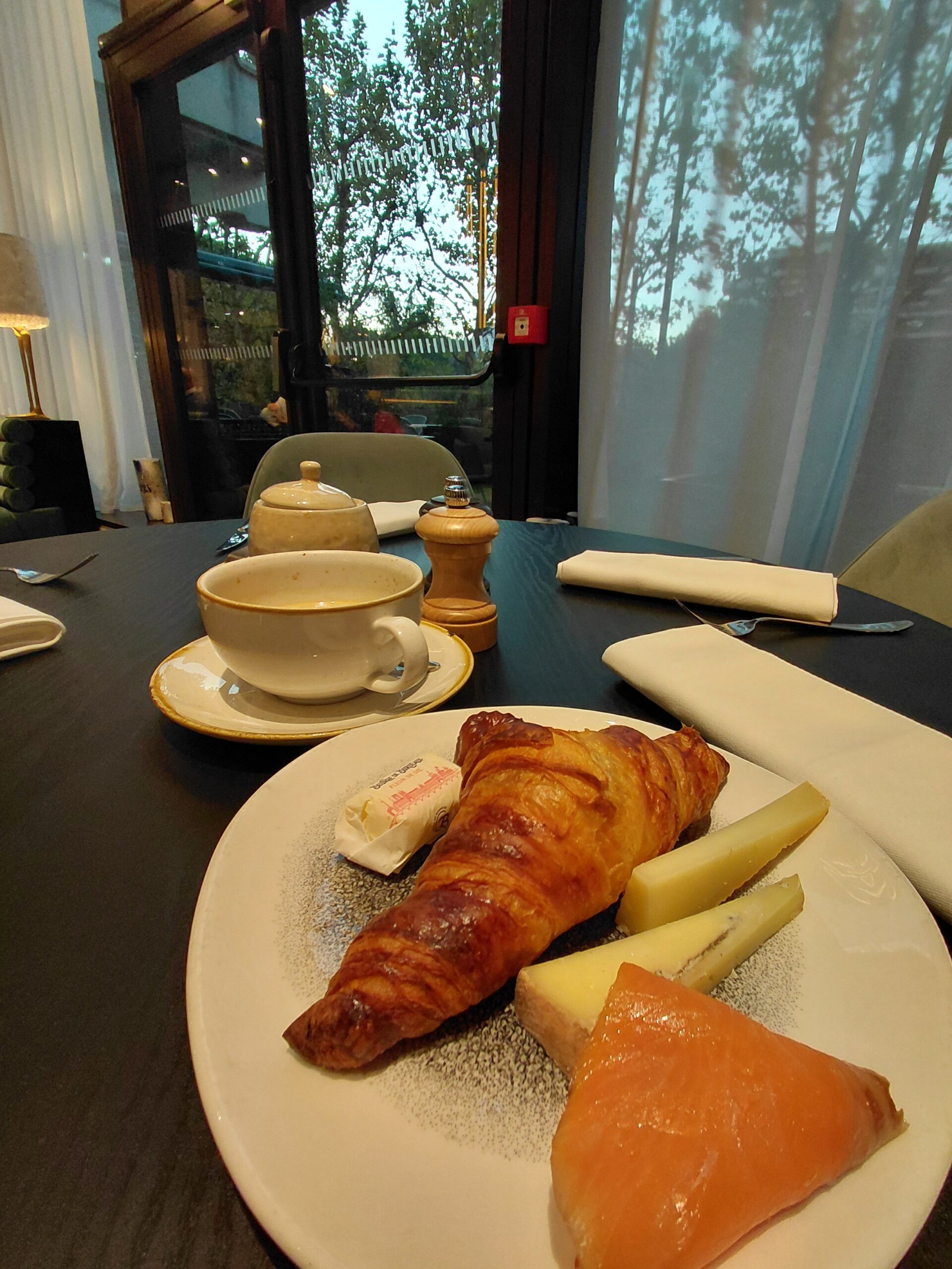 皿の上の食べ物