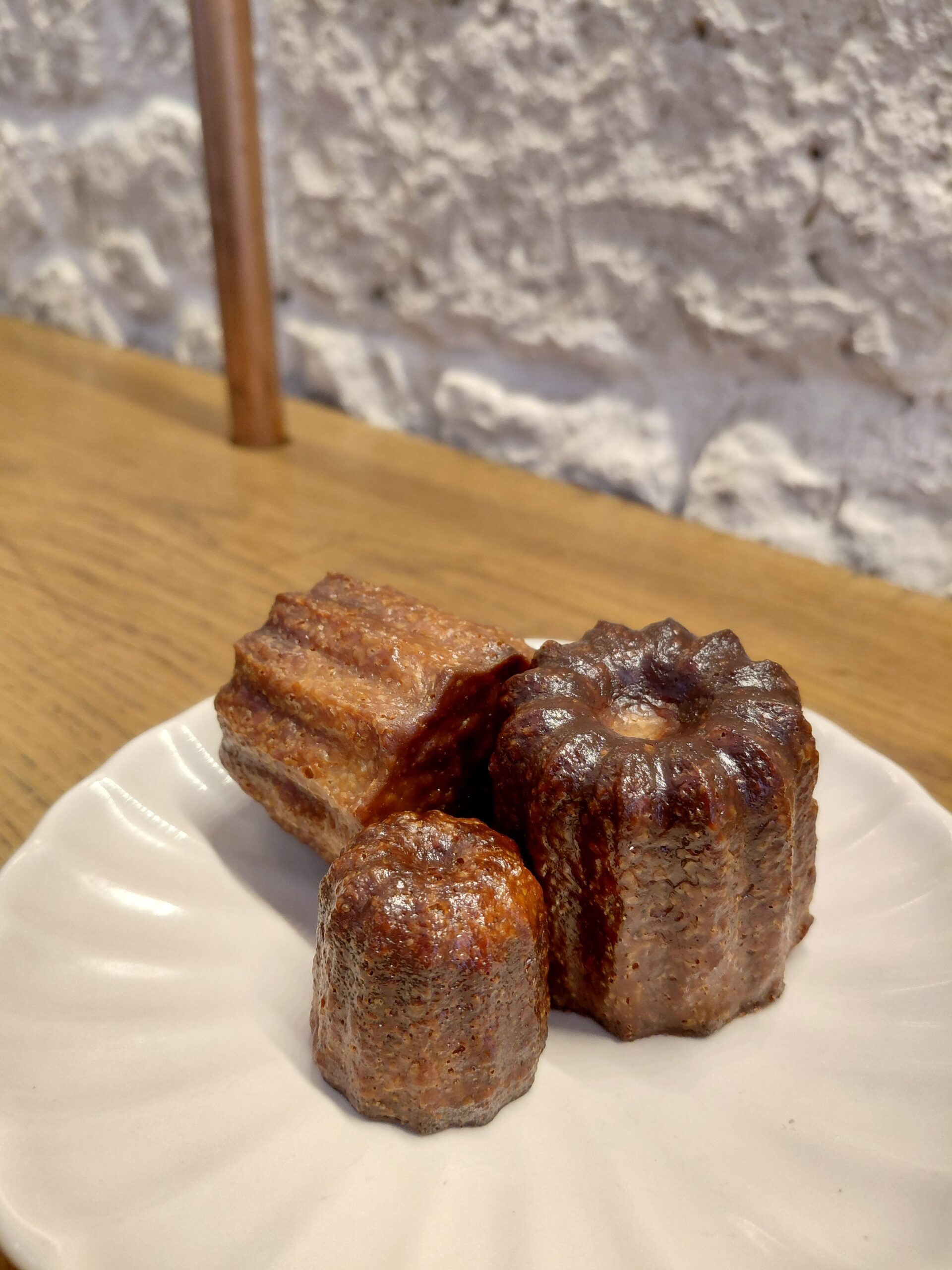 皿の上のケーキとパン