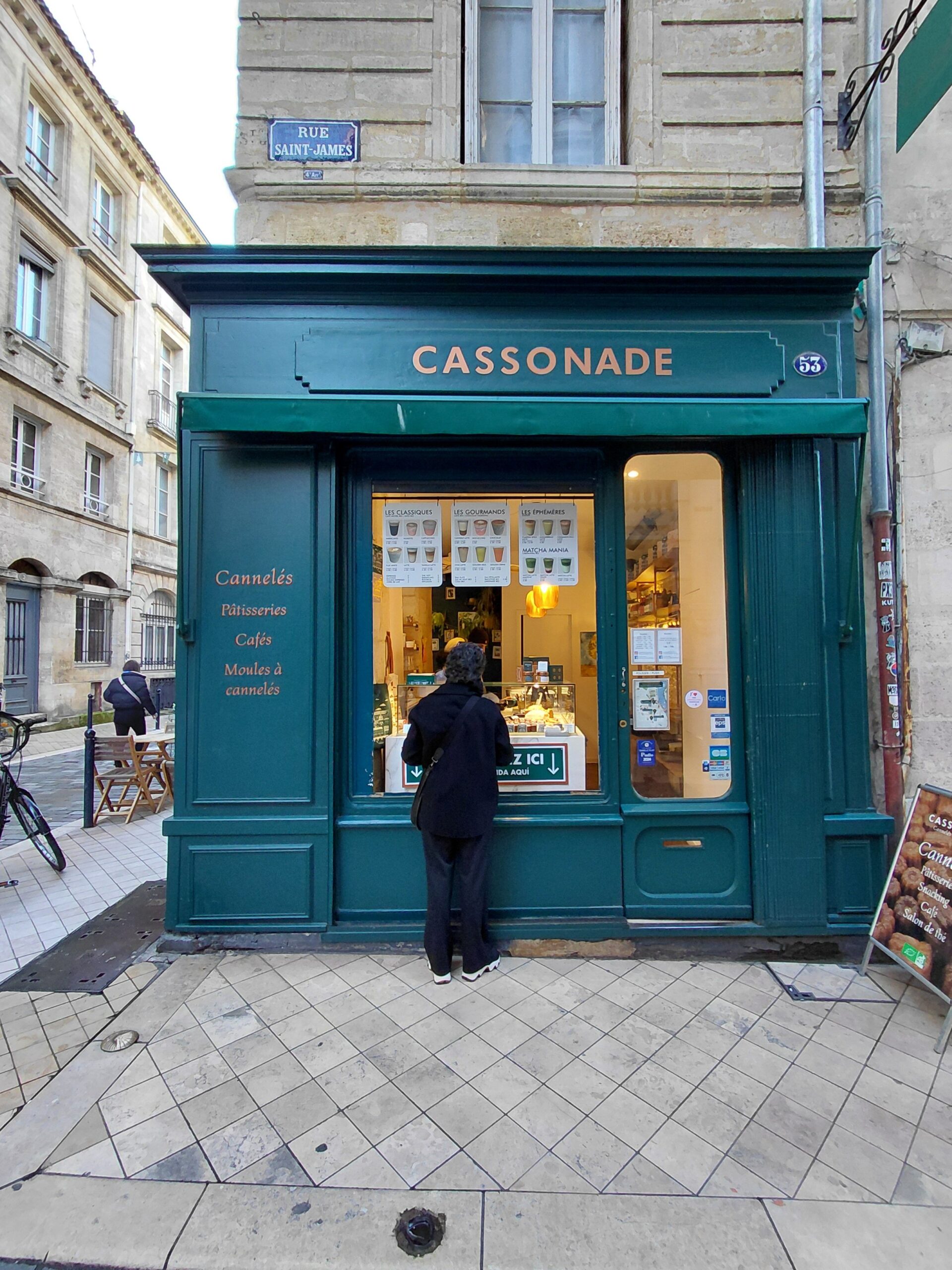 歩道の店の正面と入り口