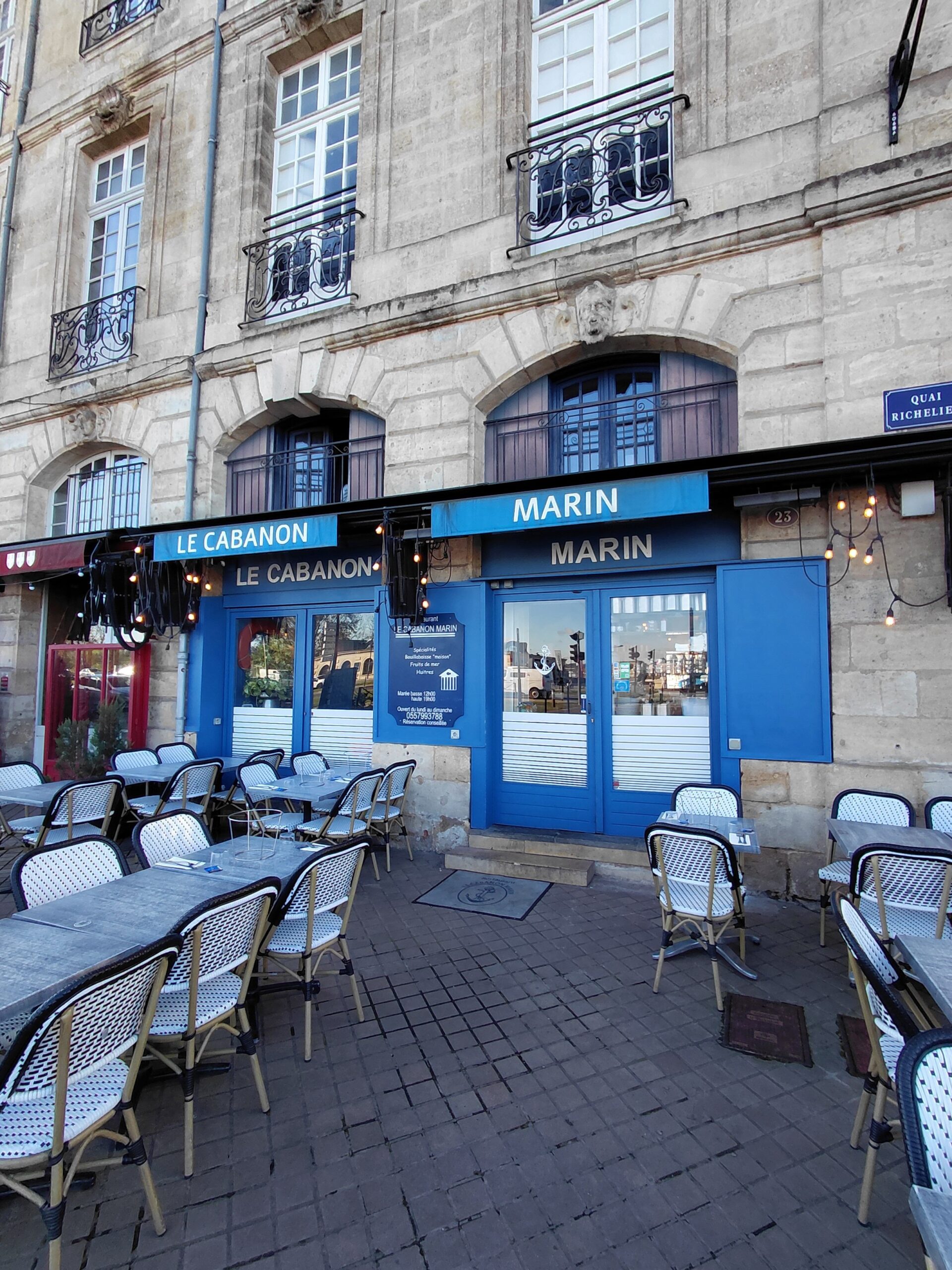 建物の前の歩道にあるベンチ