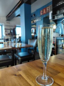 テーブルの上にあるワイングラス