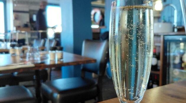 テーブルの上にあるワイングラス