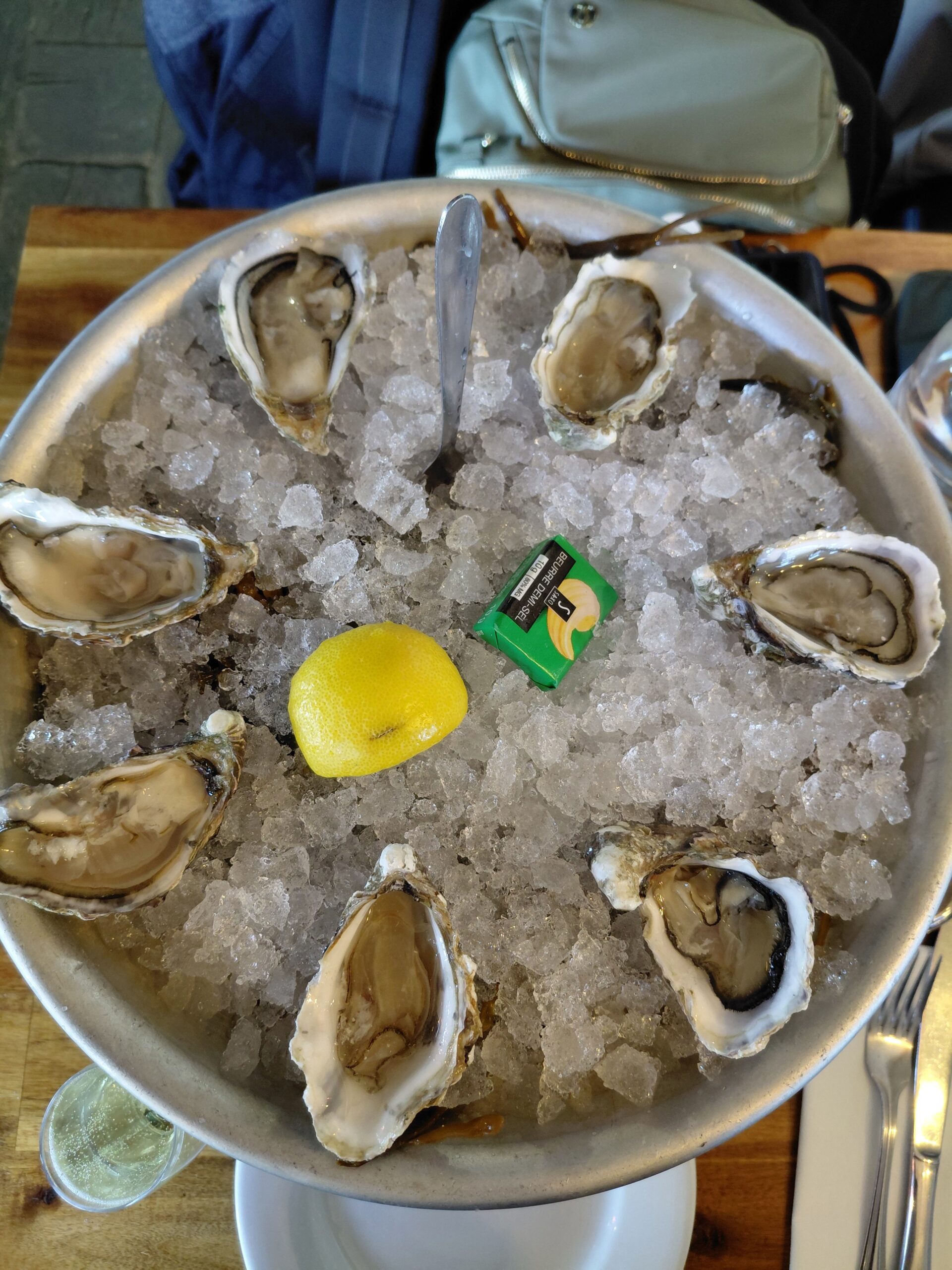 皿に置いている様々な種類のケーキ