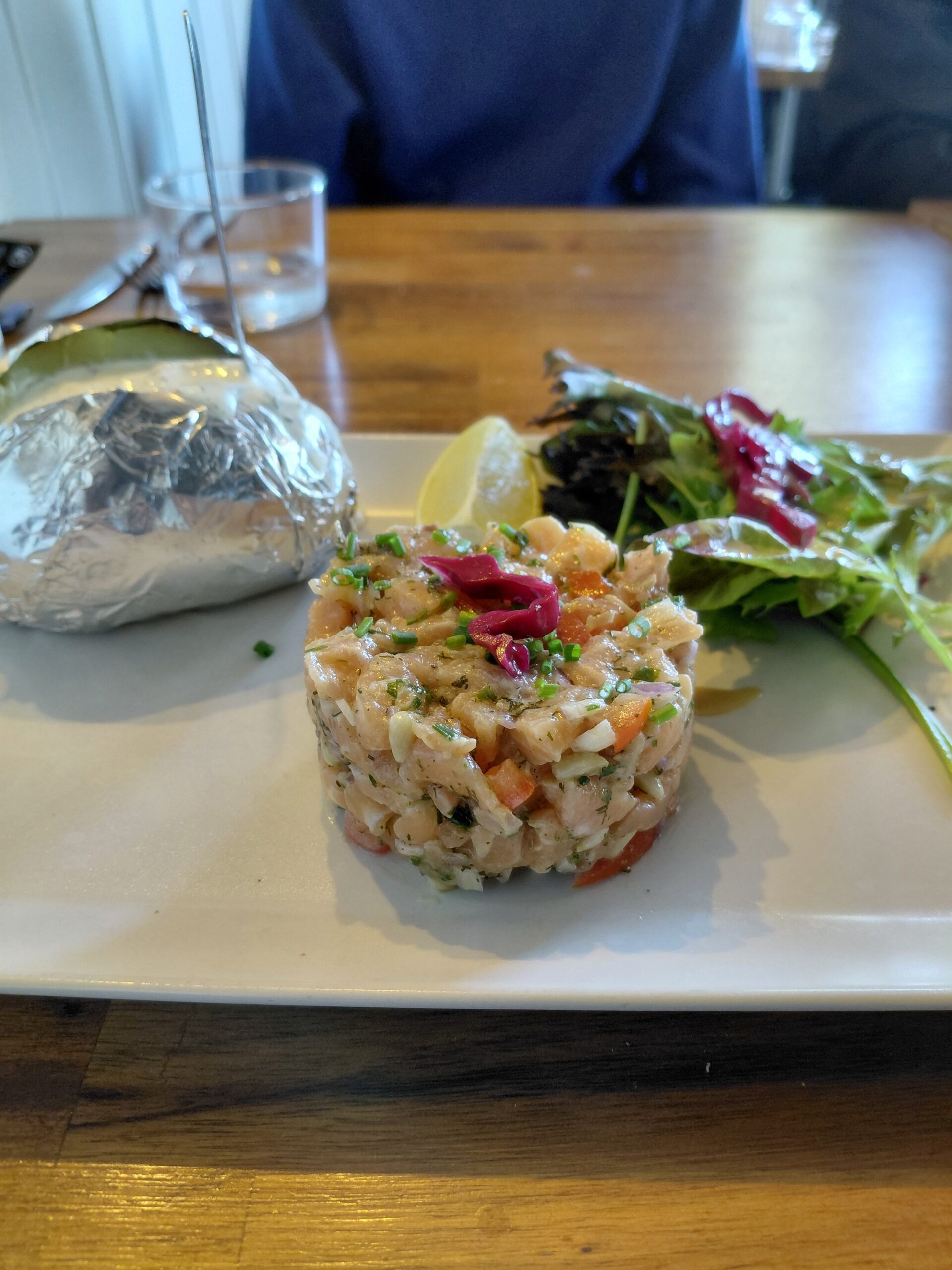 皿の上のサンドイッチとサラダ