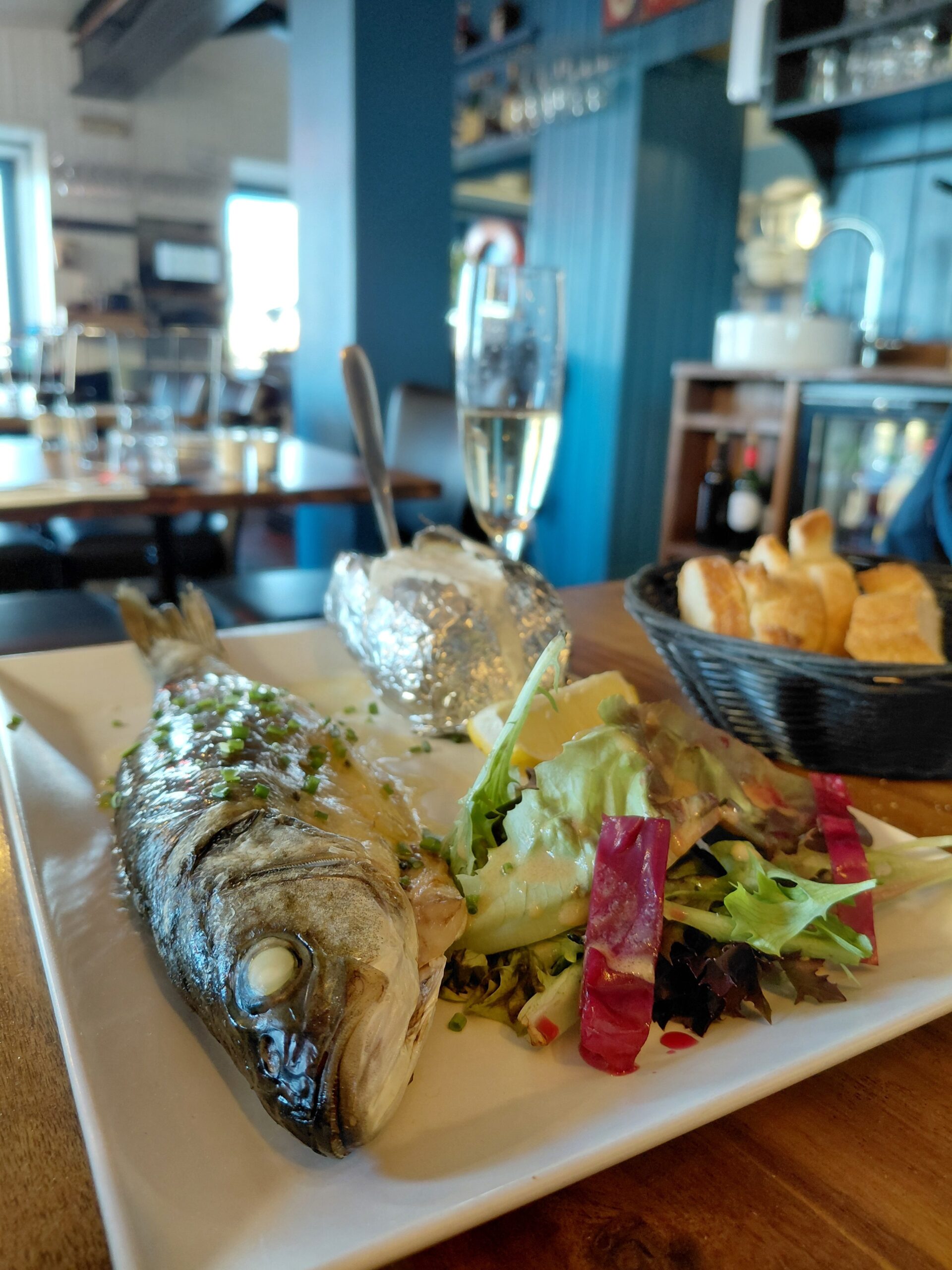 テーブルの上にあるサンドイッチ