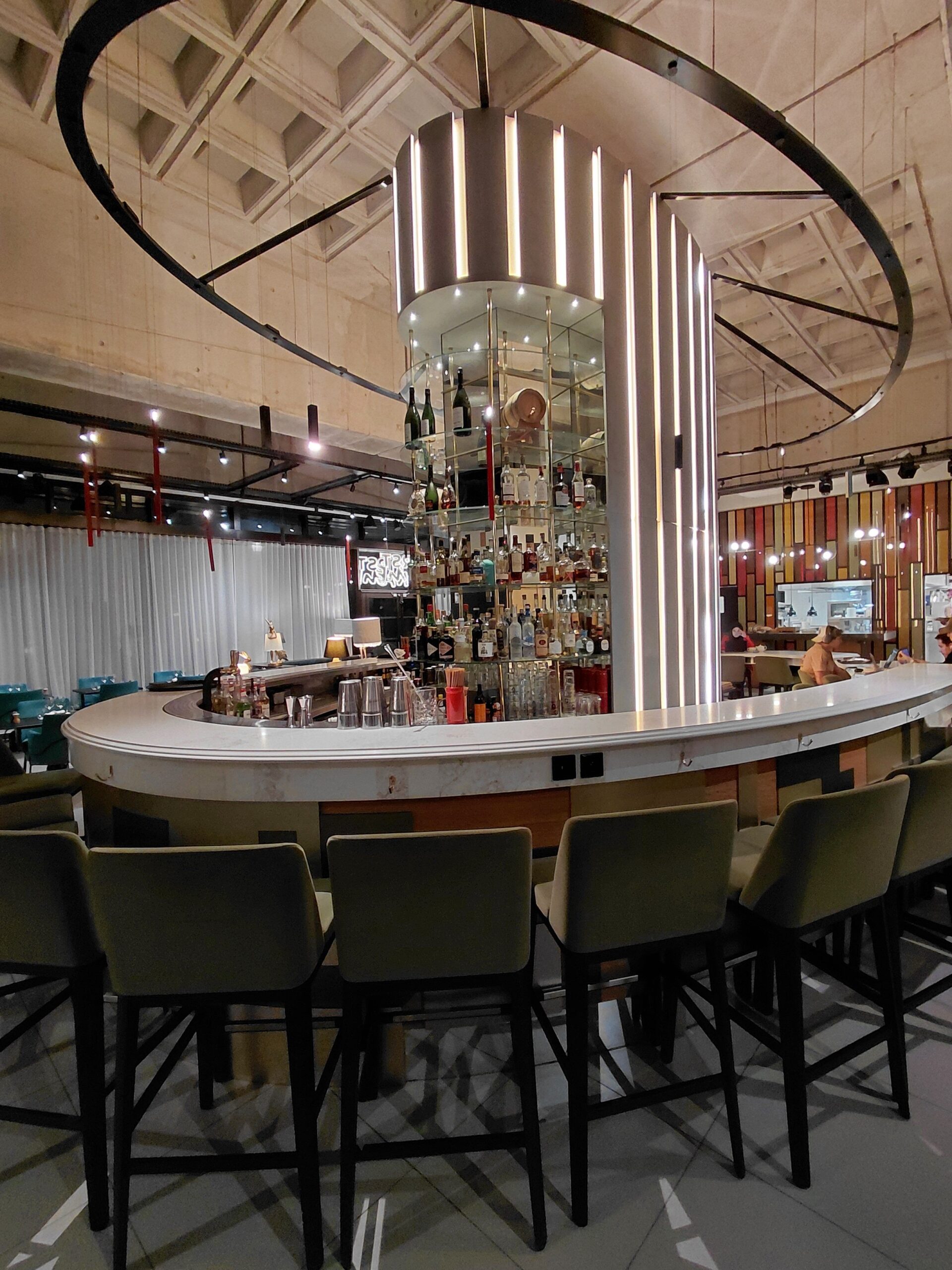 レストランのテーブルに置いている数々の椅子