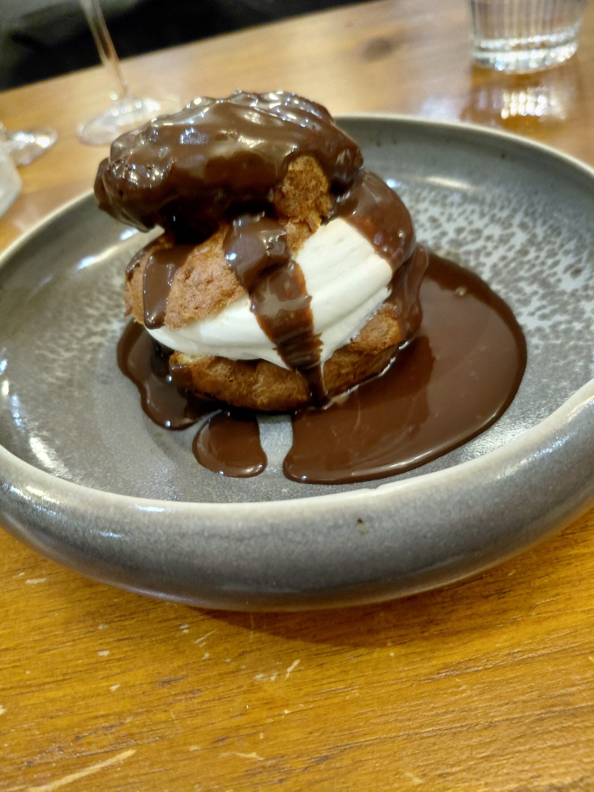 皿の上のデザート