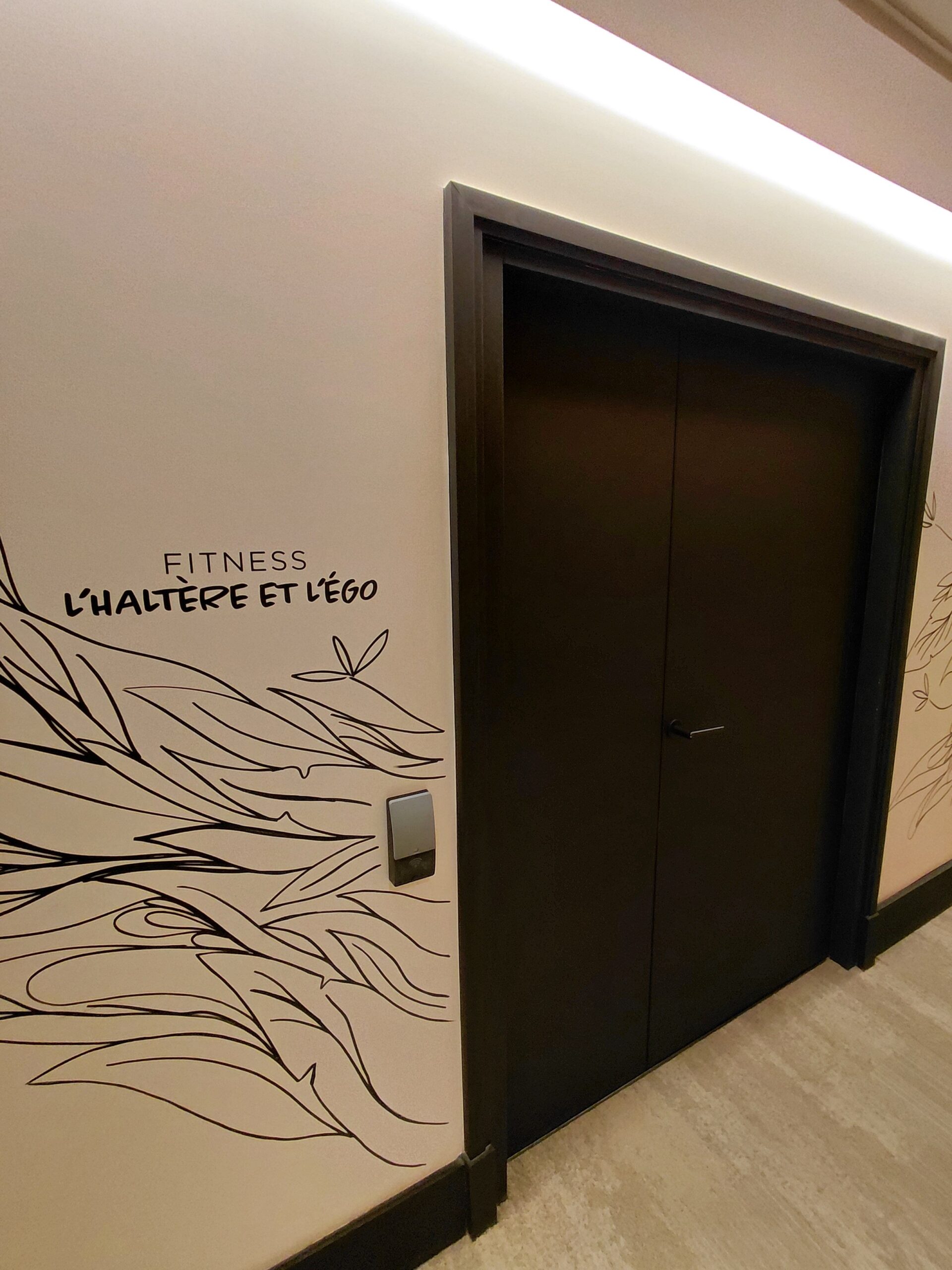 壁に貼られた紙