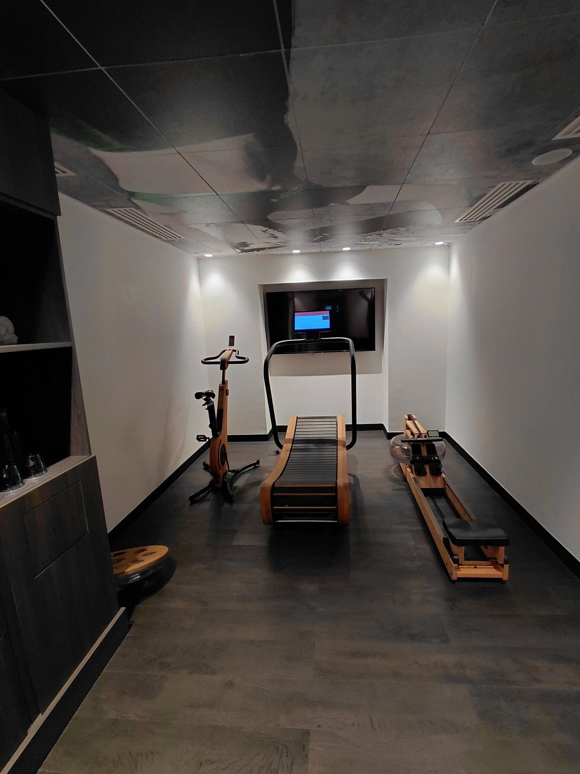 天井から吊るされた部屋