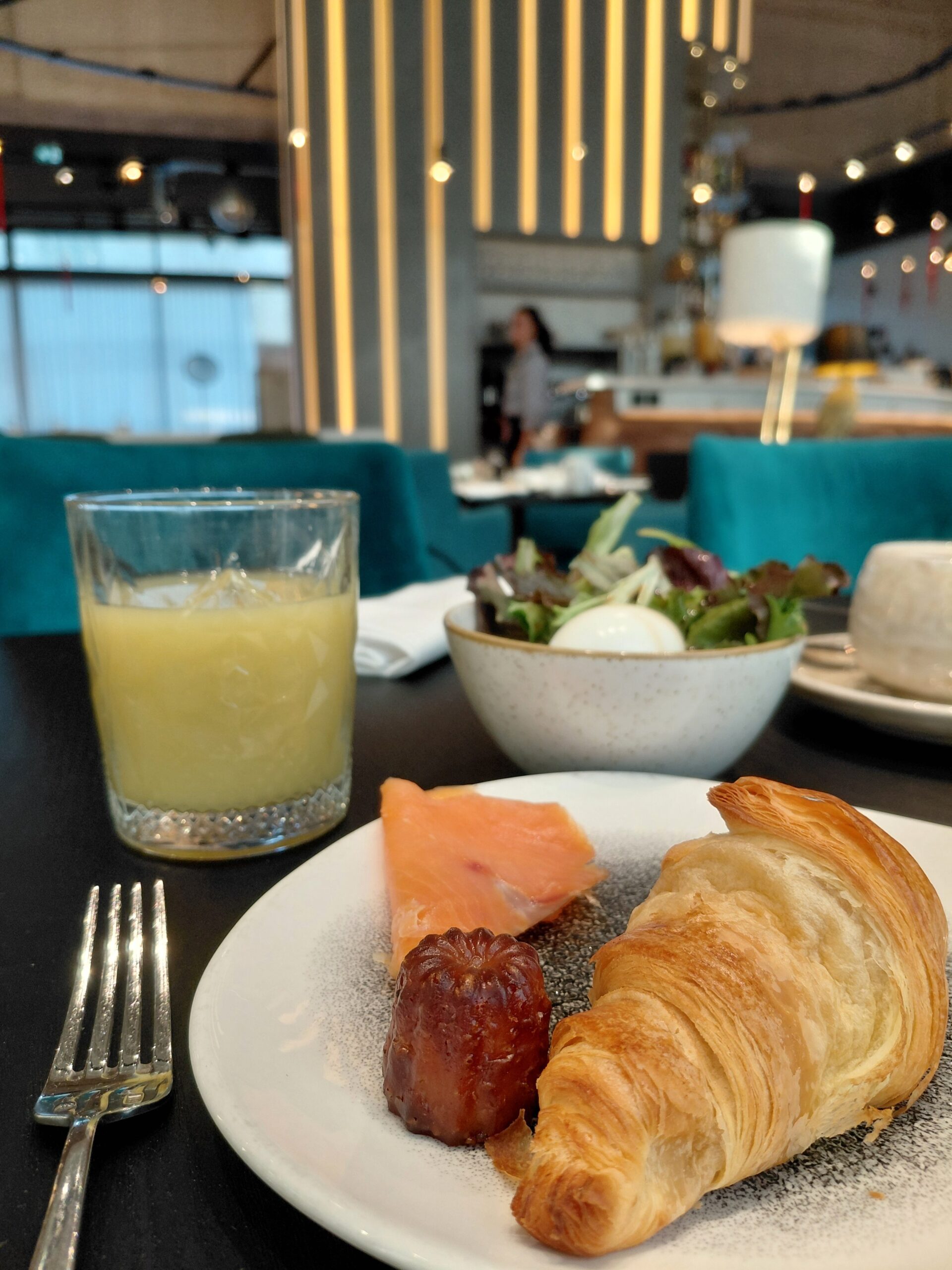 皿の上の食事と飲み物