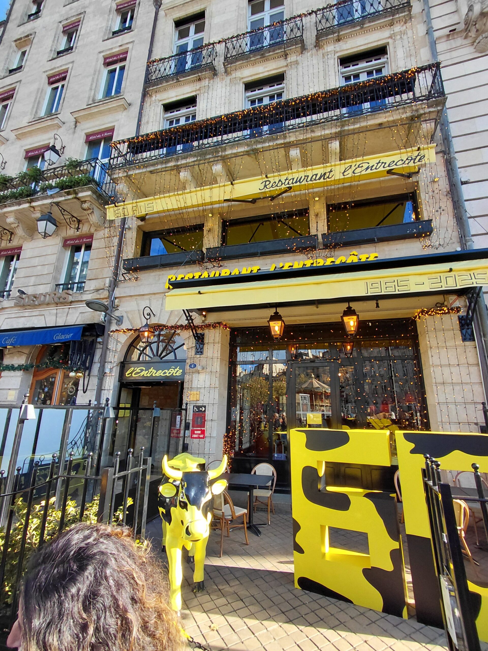 建物の入り口と看板とビルの外壁