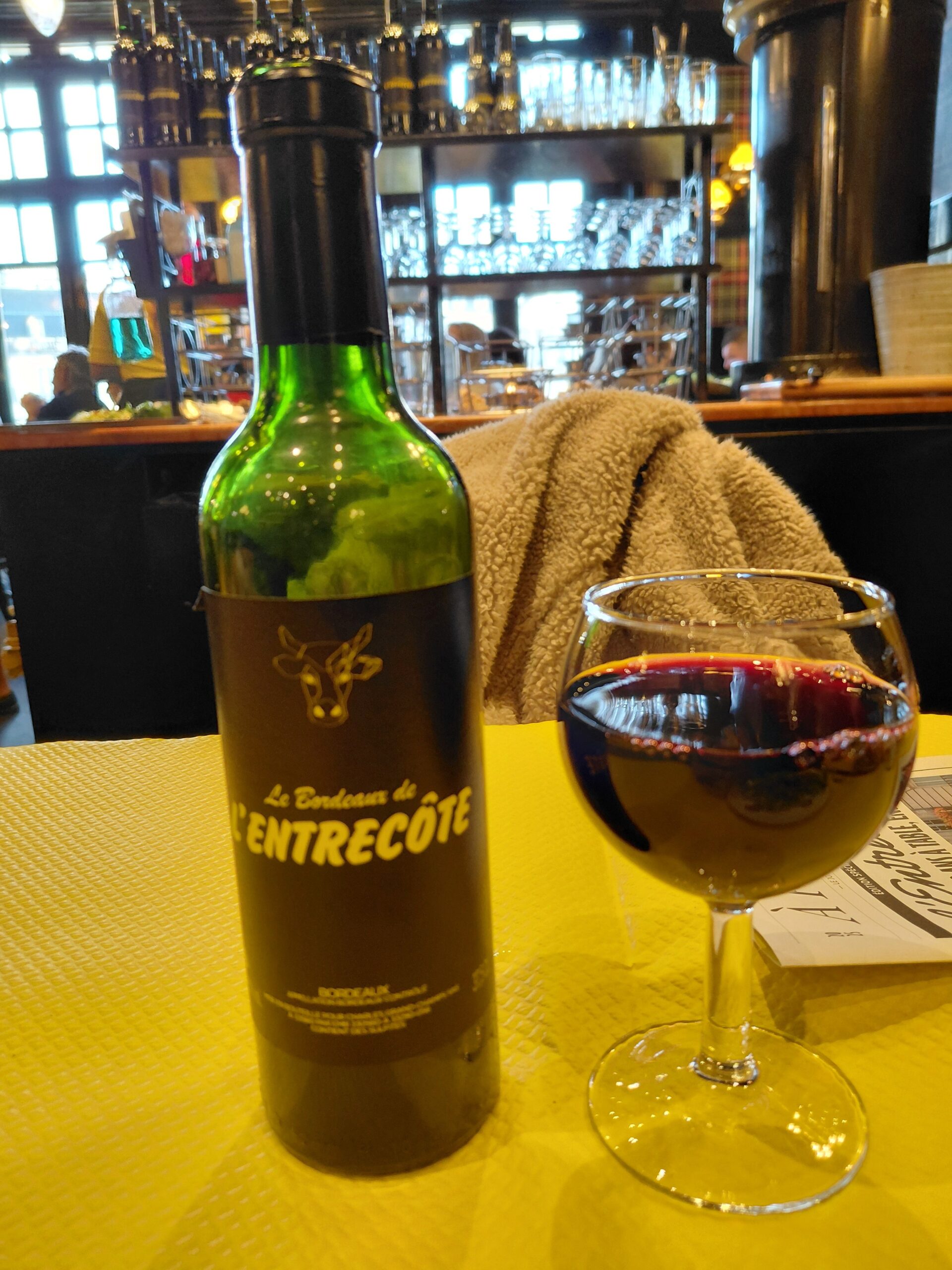 テーブルの上に置かれたワインボトルとワイングラス