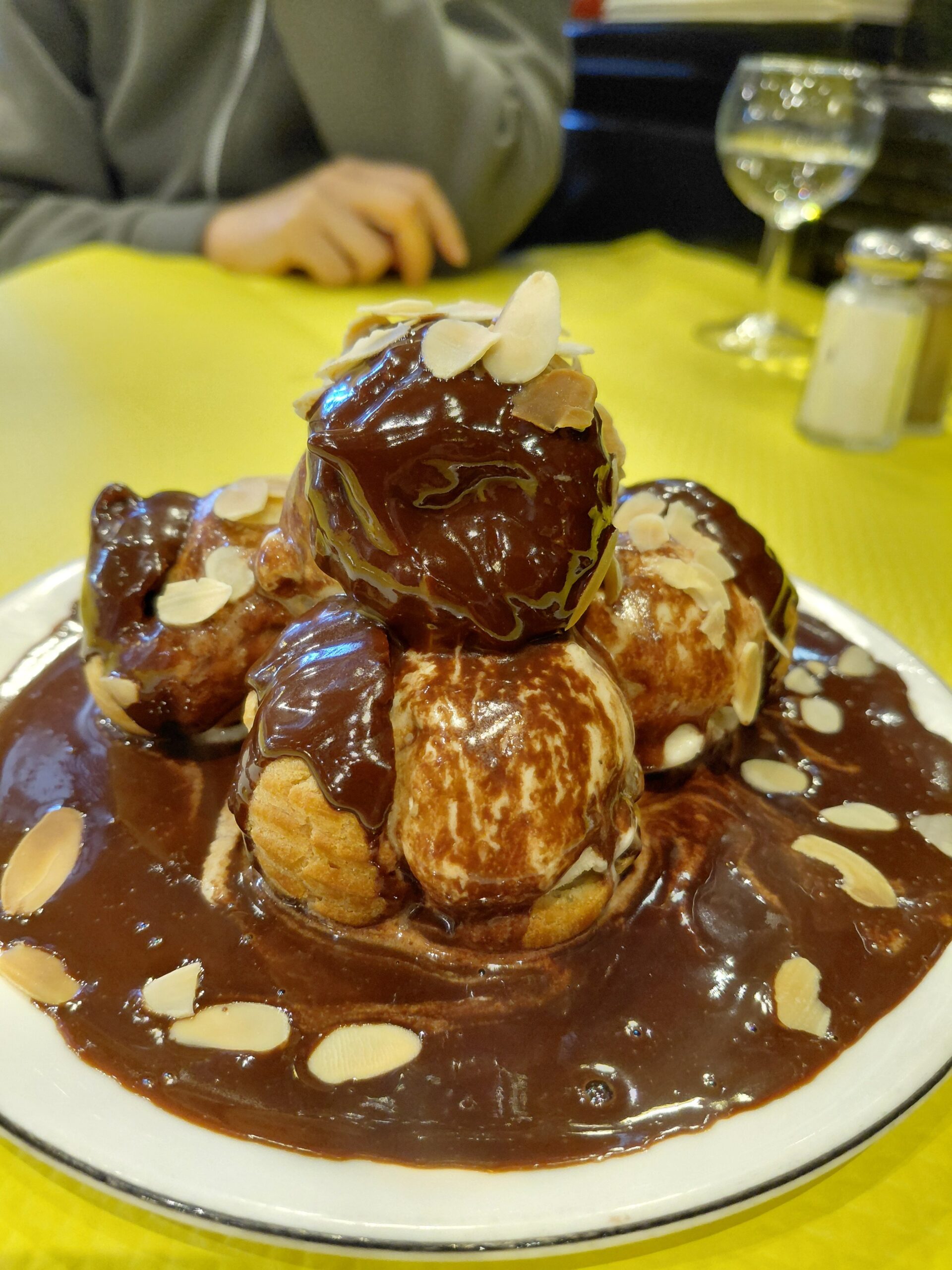 皿の上のデザート