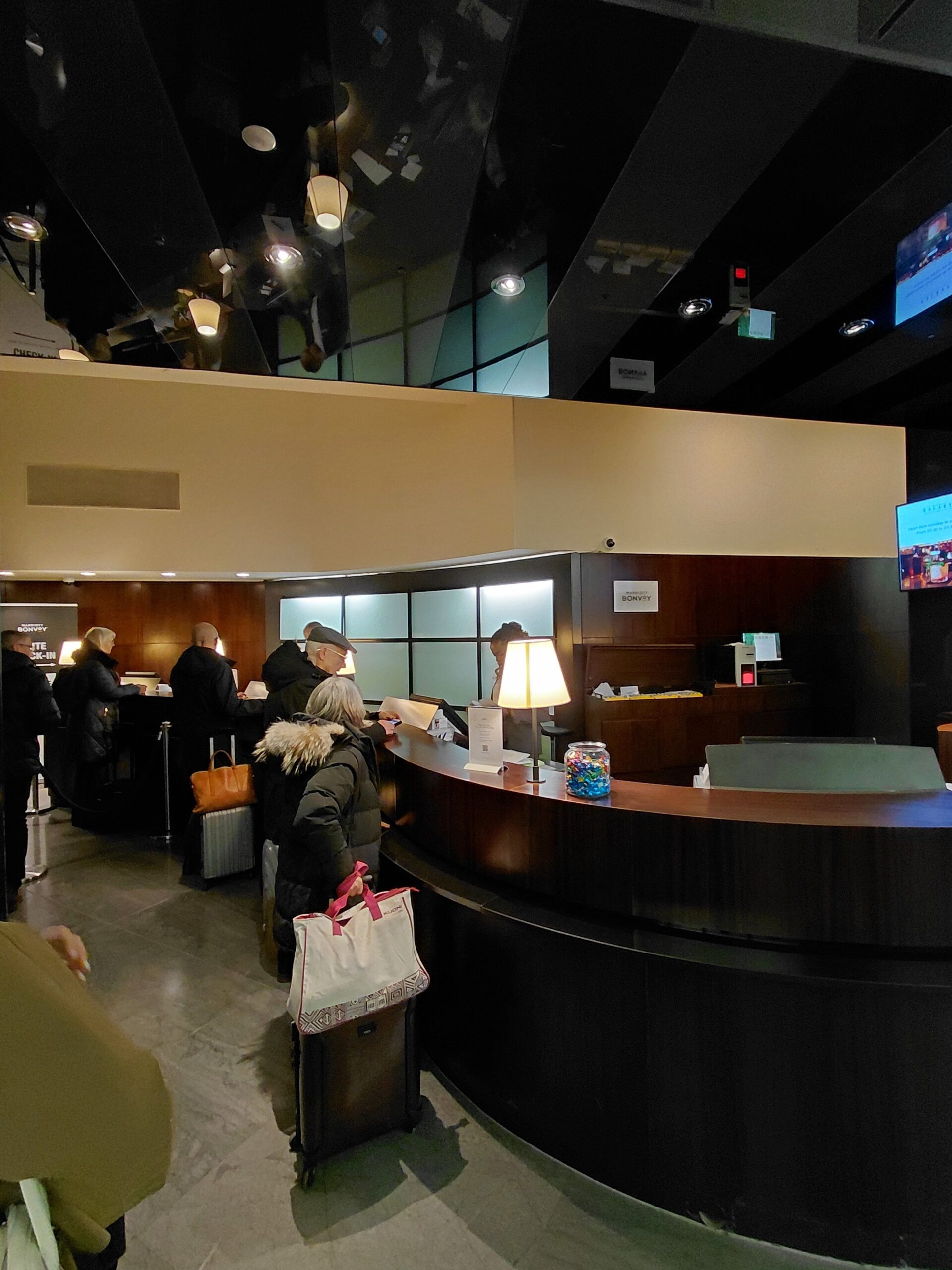 店のカウンターの上に立っている人