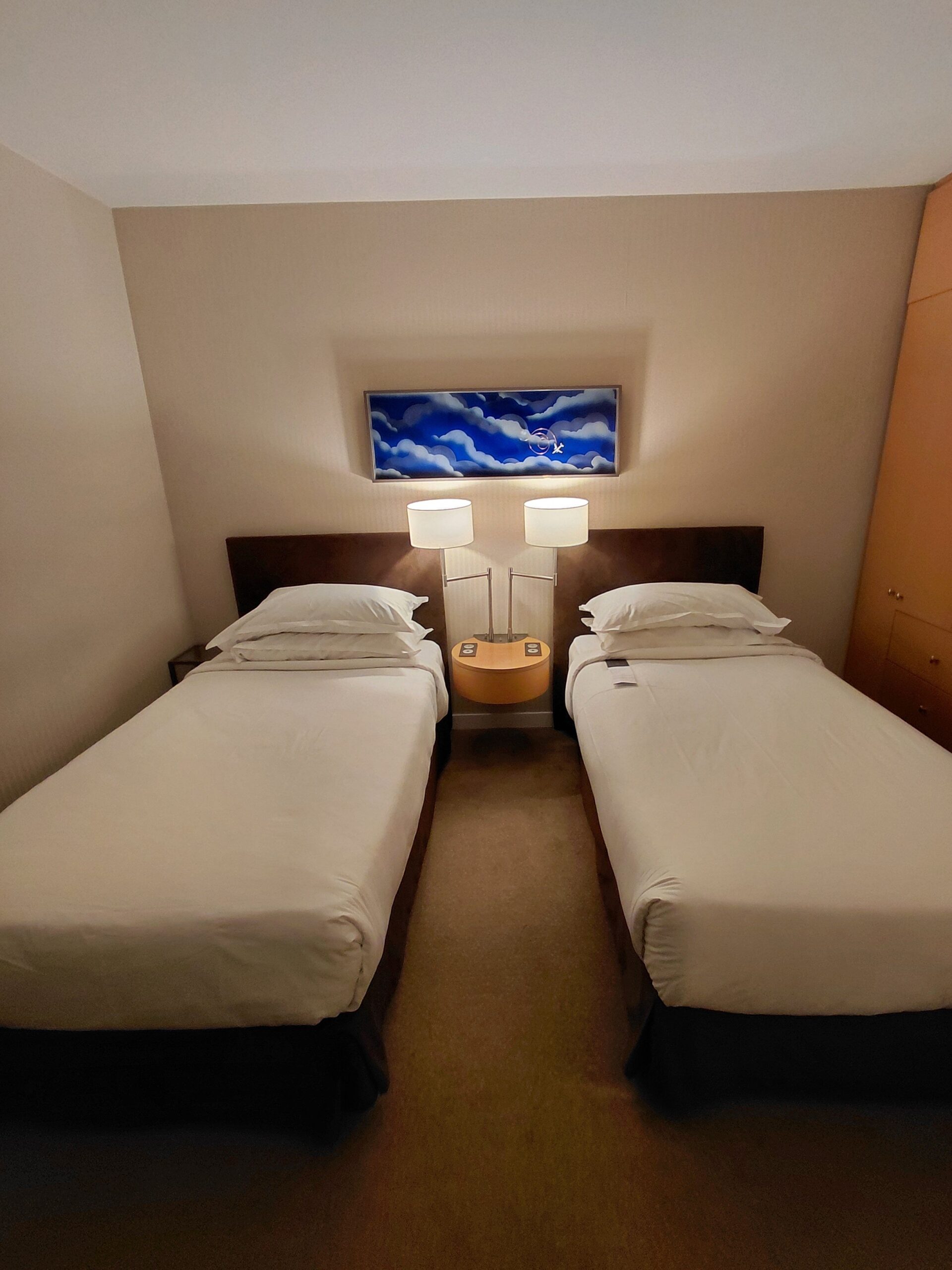 寝室の一角にあるベット