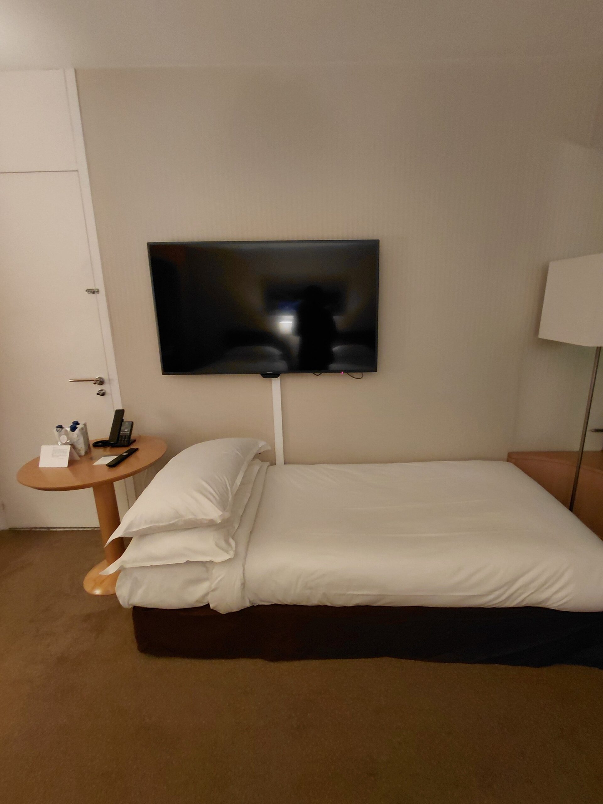 寝室の一角にあるベット