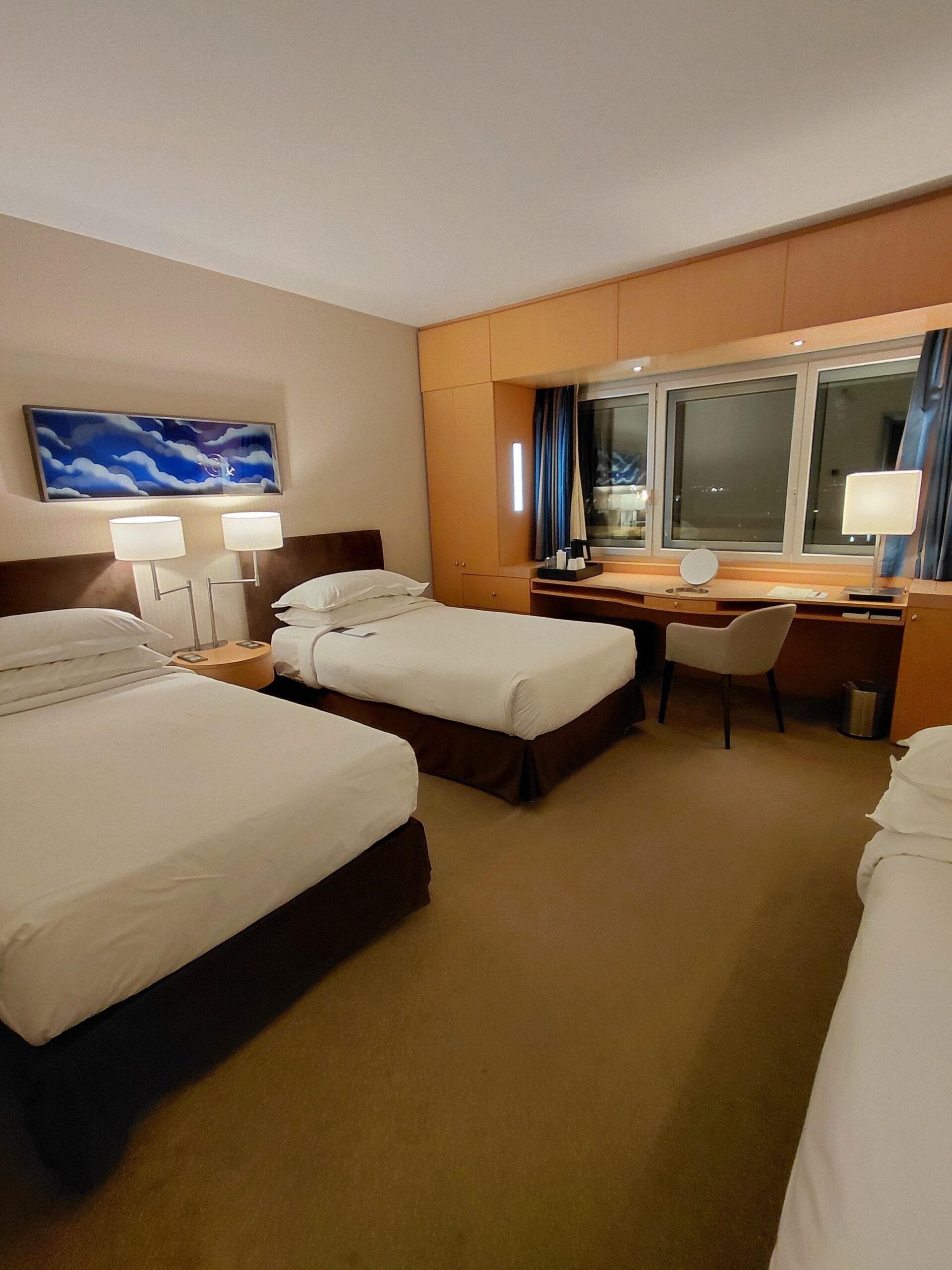 机の上に置かれたベッドルーム