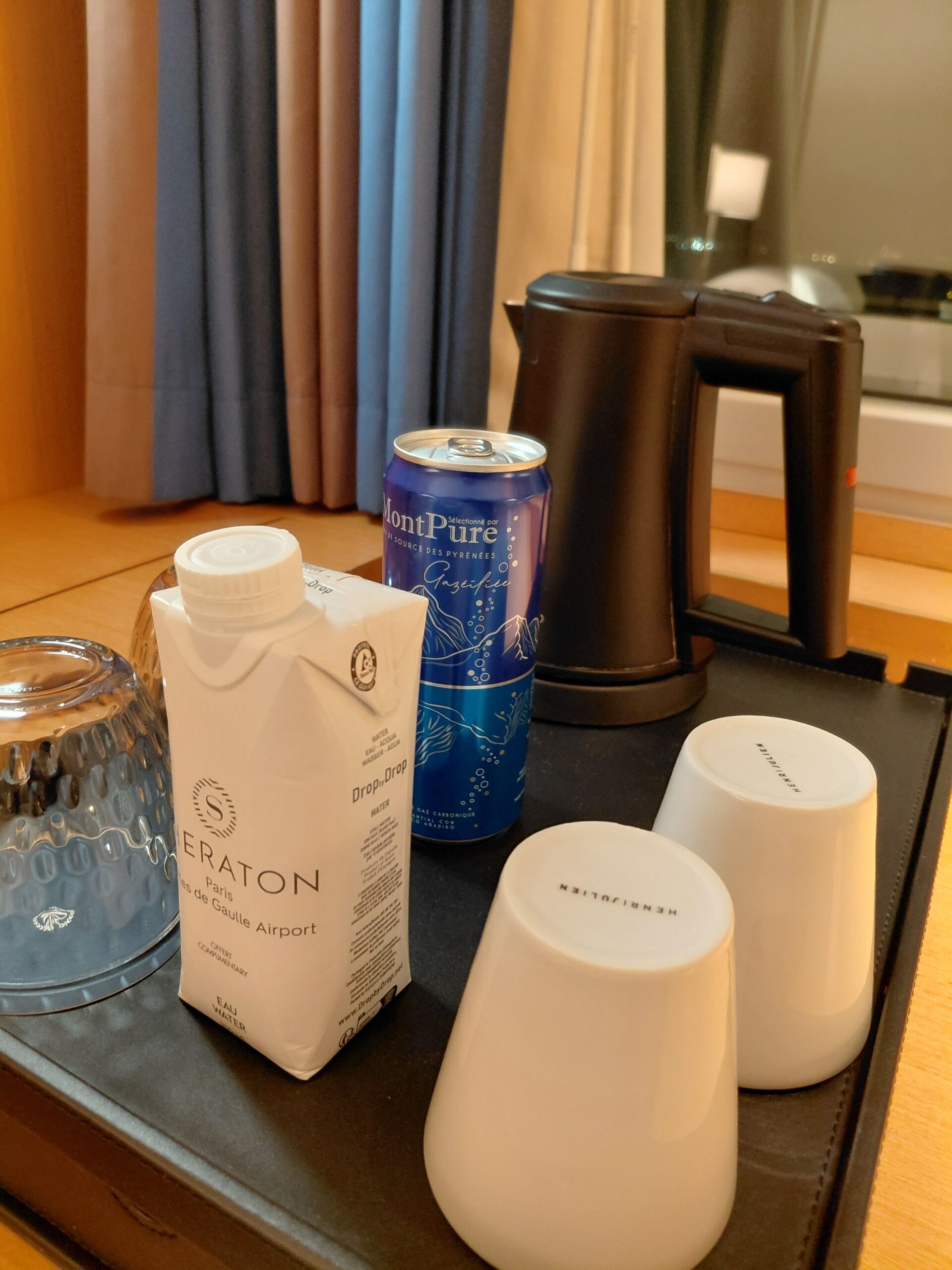 テーブルの上に置いている数々のカップ