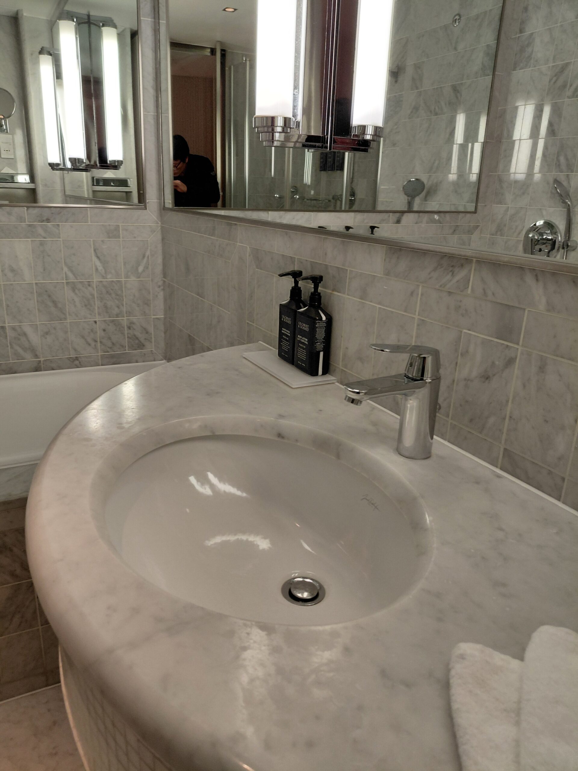 汚いバスルームの一角にある洗面台