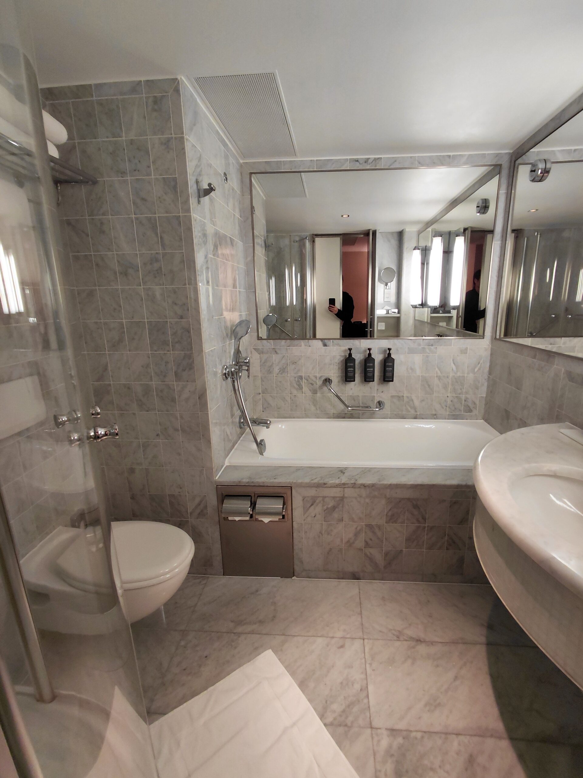 タイル張りのバスルーム