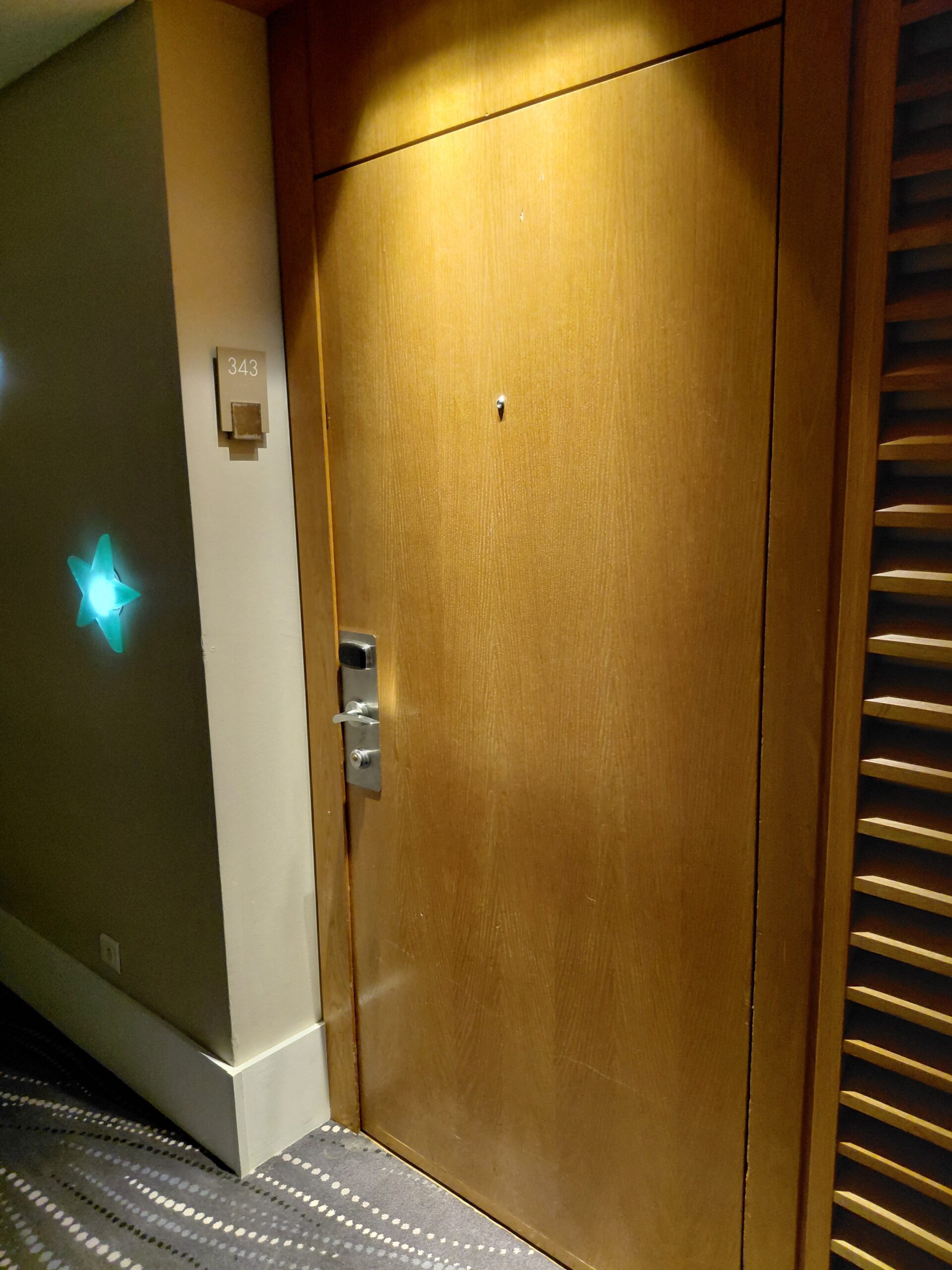 ドアが開いている