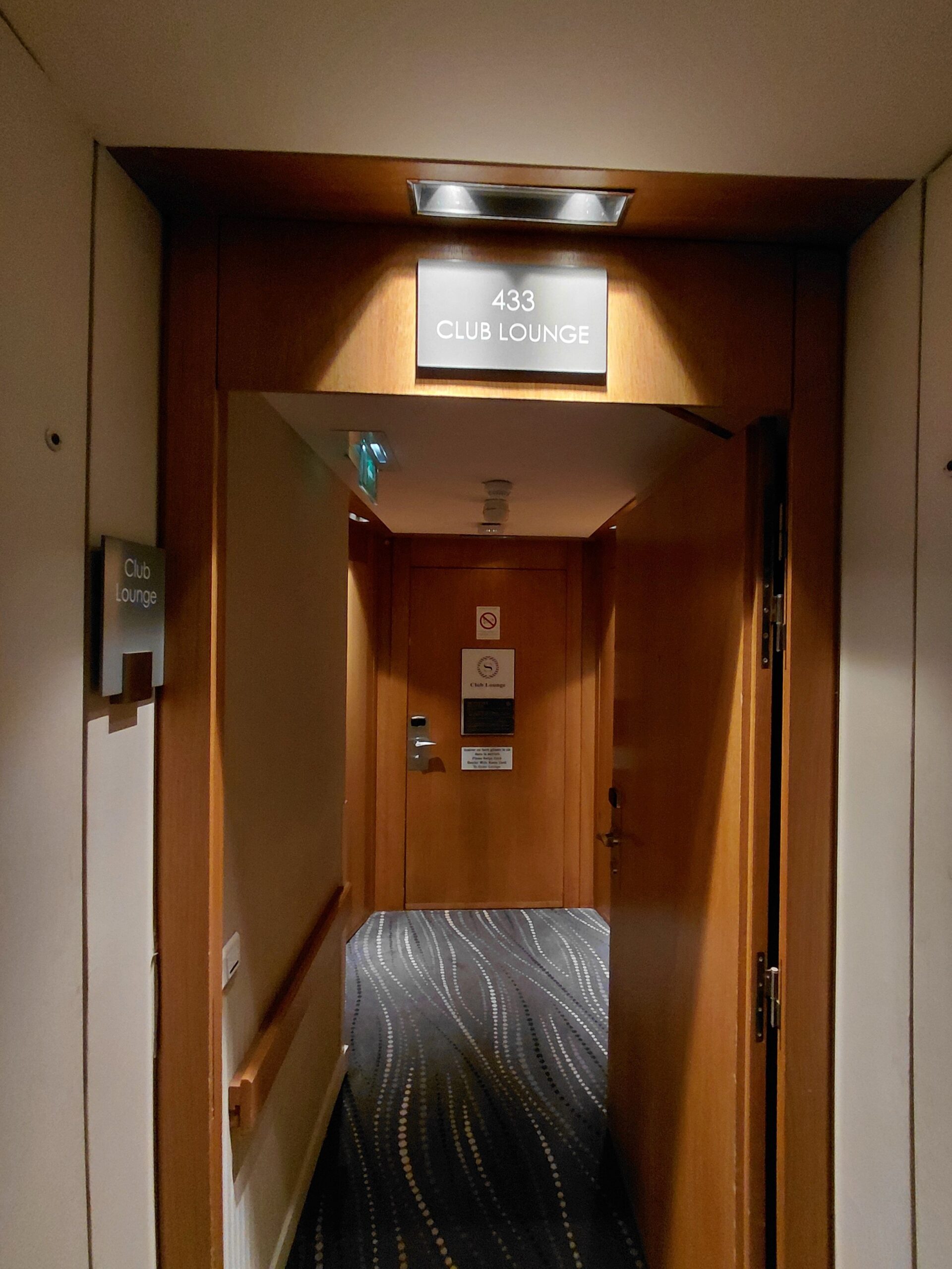 鏡に映っている