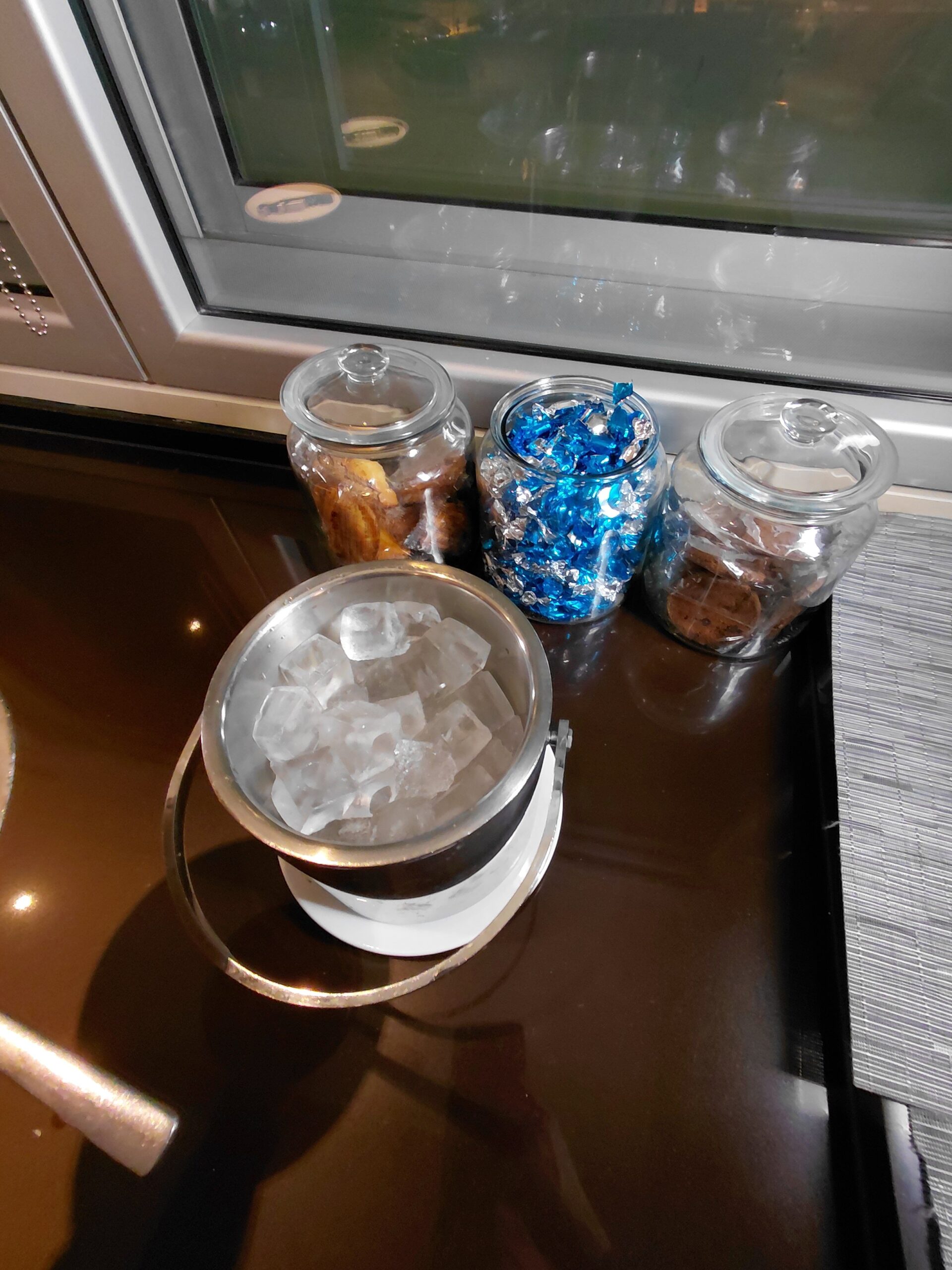 テーブルの上に置かれたガラスのコップに入った飲み物