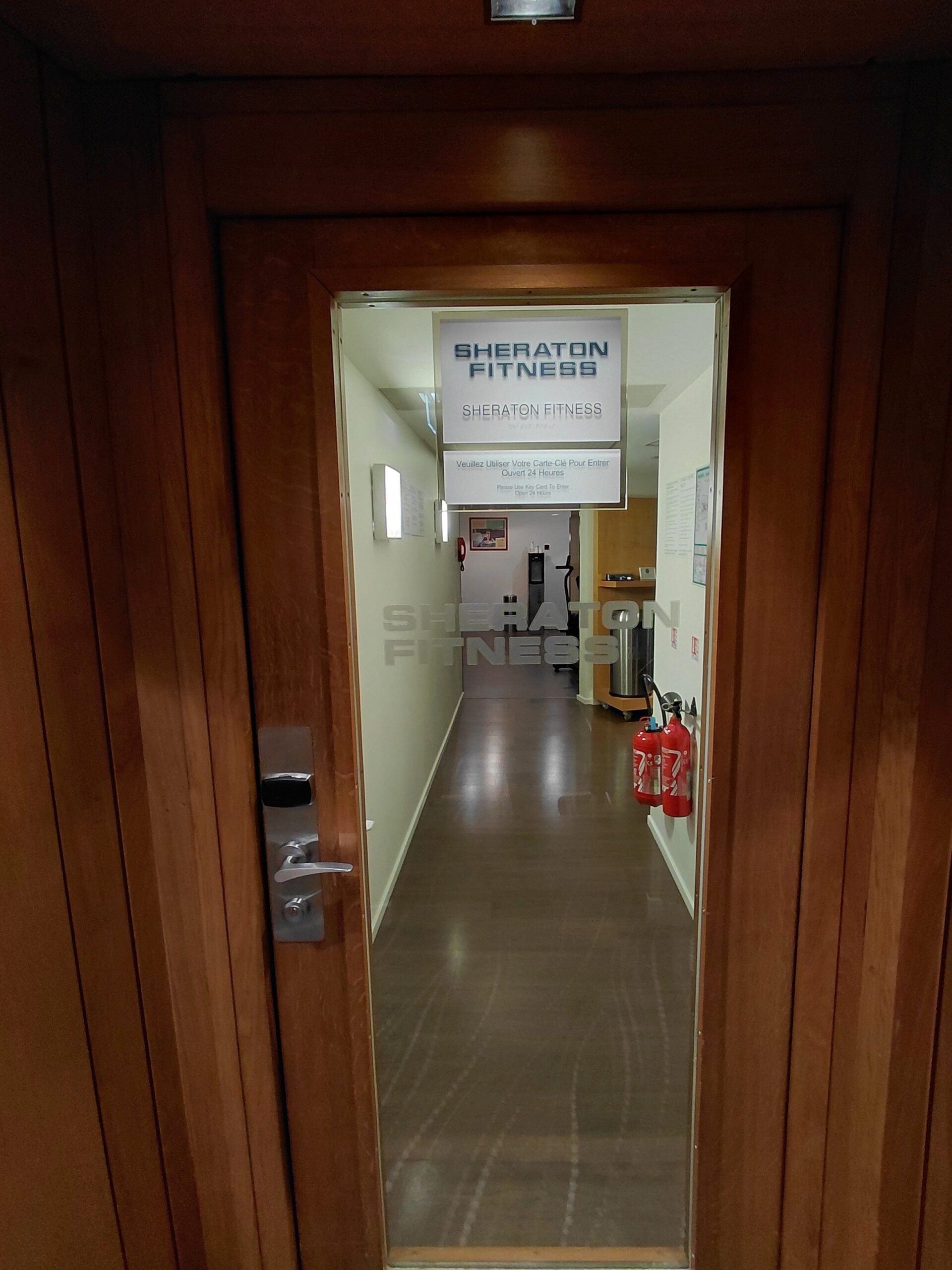 ドアが開いている冷蔵庫