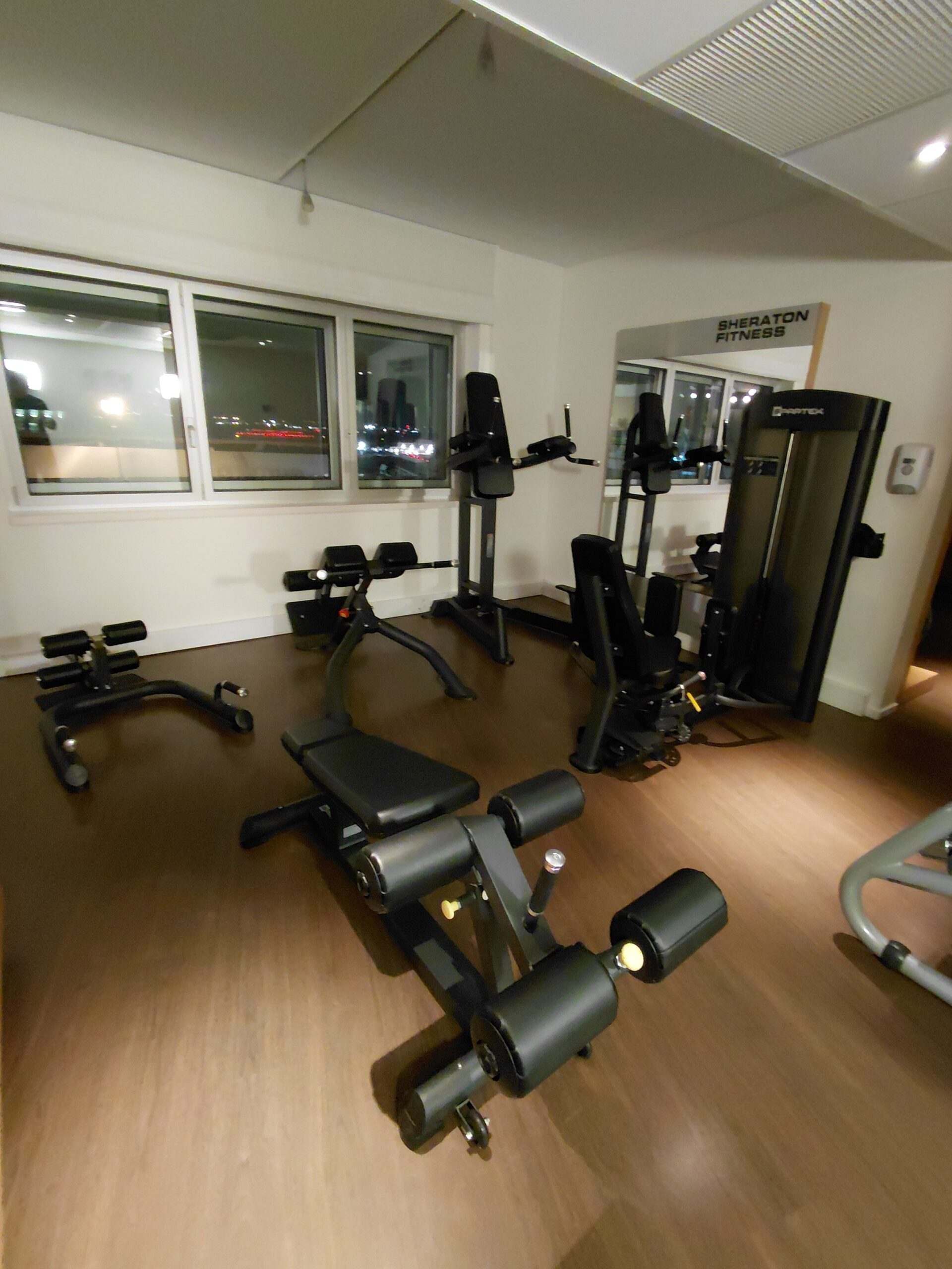 鏡に映った姿を撮影しているカメラ