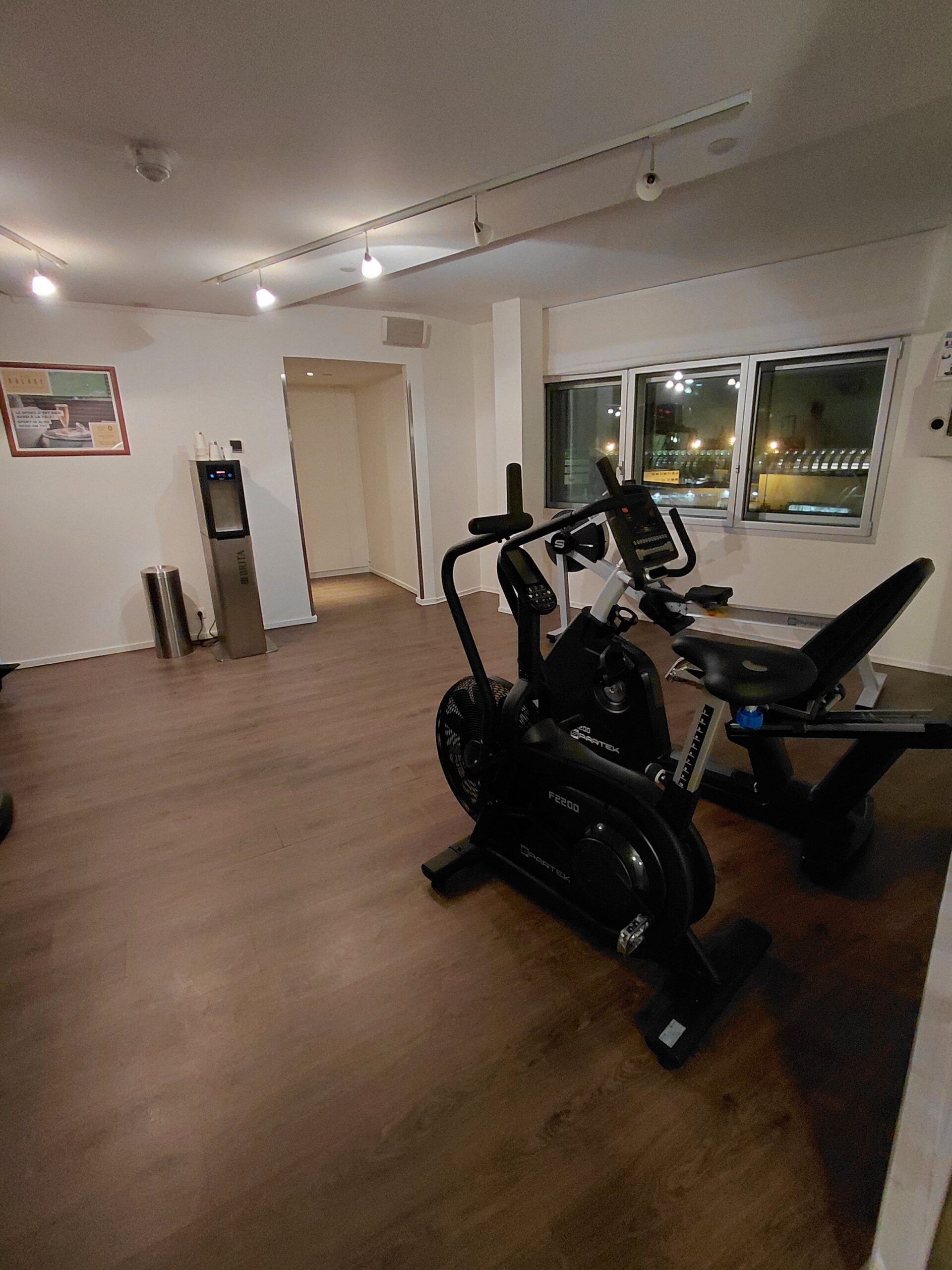 部屋の中に入っている飛行機のcg