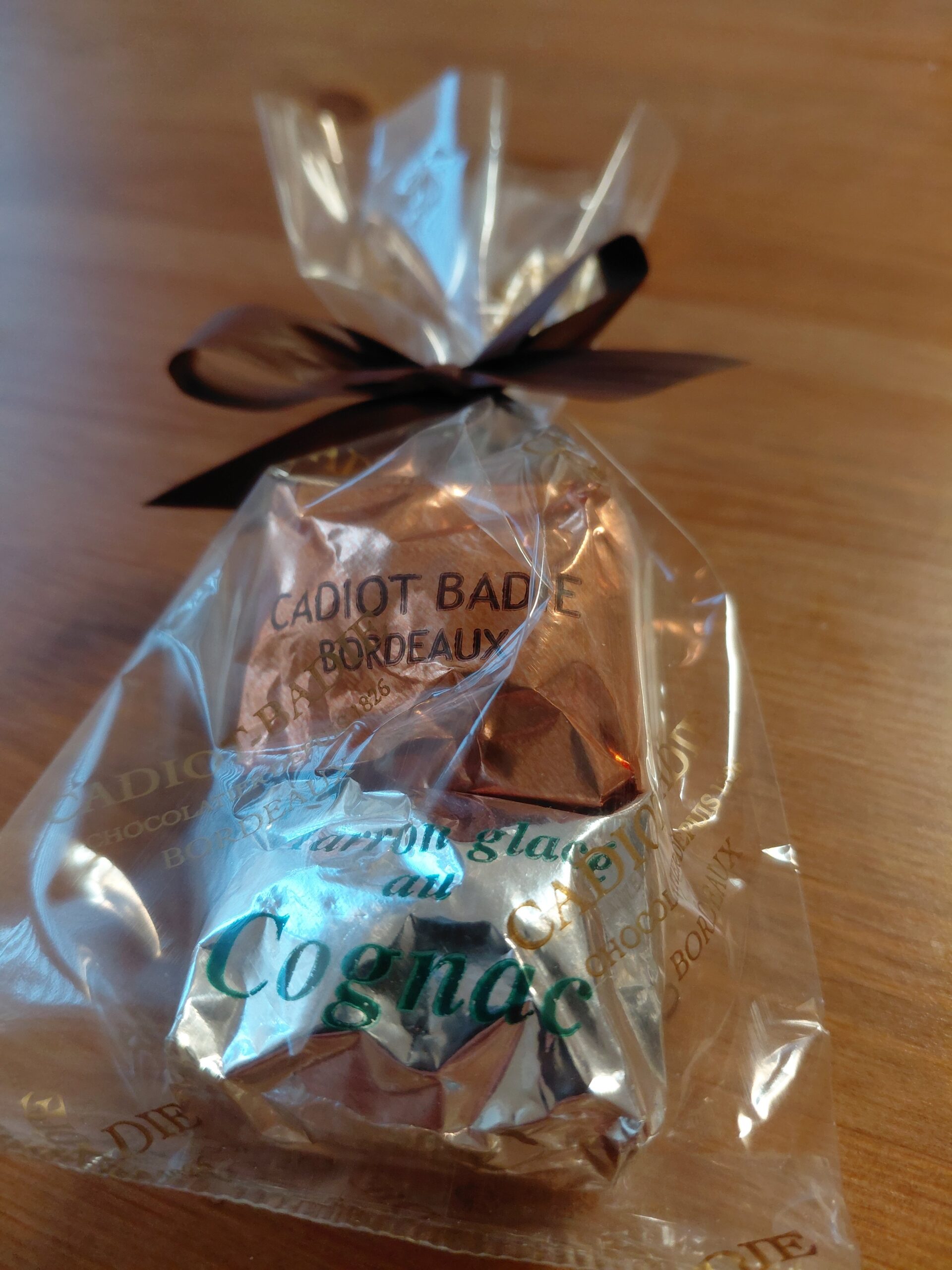 木製テーブルの上に置かれたバッグ