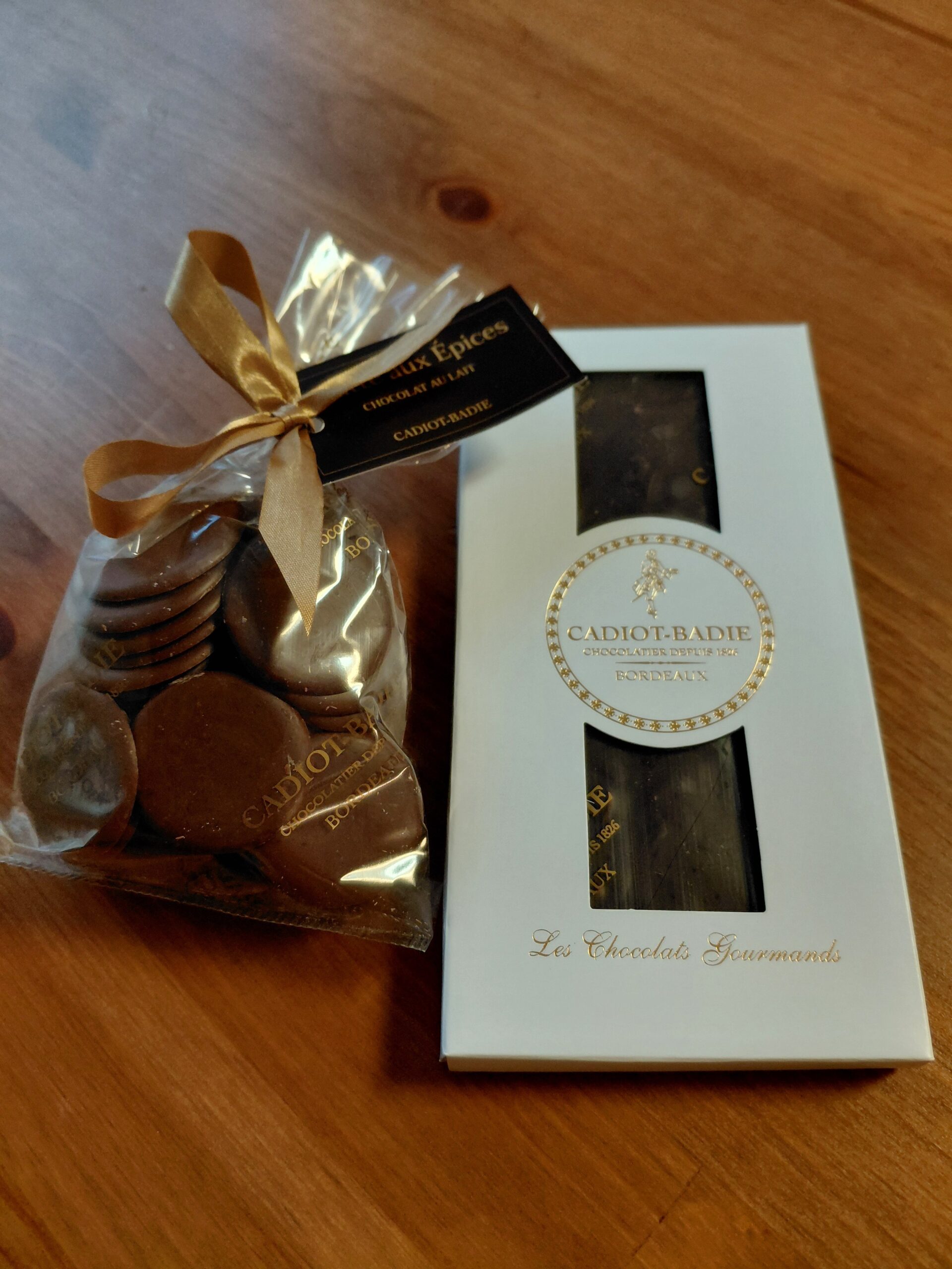 木製テーブルの上に置かれたパンフレット