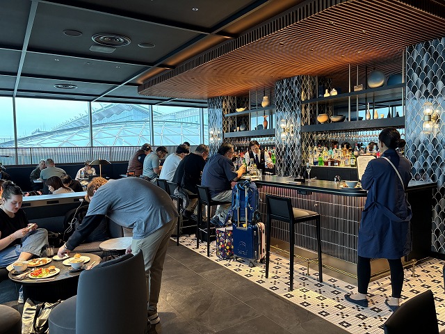 レストランで食事する人たち