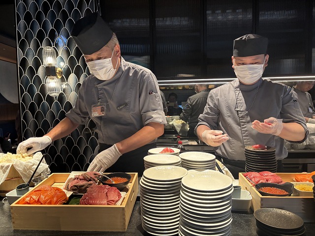 料理をする男女